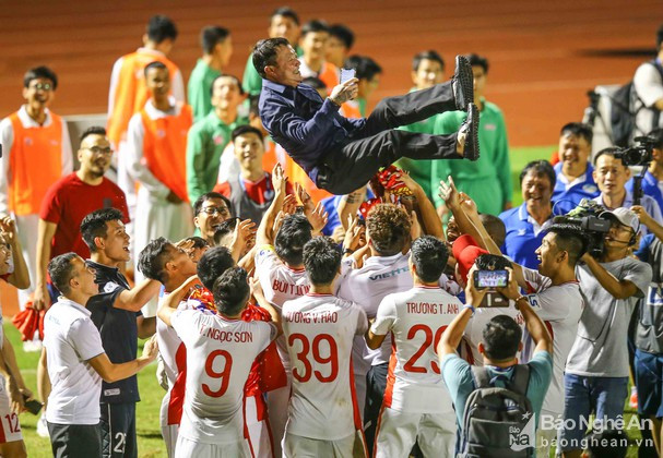 HLV Trương Việt Hoàng góp công lớn trong chức vô địch V.League 2020 của Viettel. Ảnh: BTC