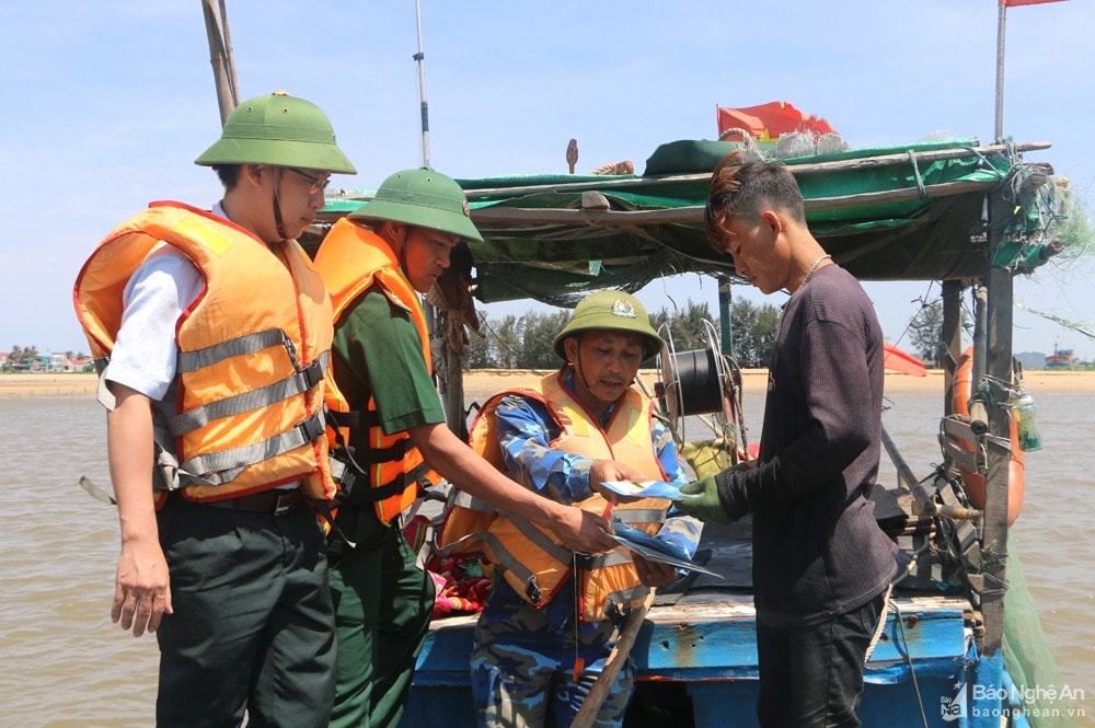 Lực lượng chức năng tuyên truyền ngư dân khi phát hiện hành vi đánh bắt thủy sản trái phép phải báo vào Tổng đài dây nóng của Chi cục Thủy sản. Ảnh tư liệu Nguyễn Hải