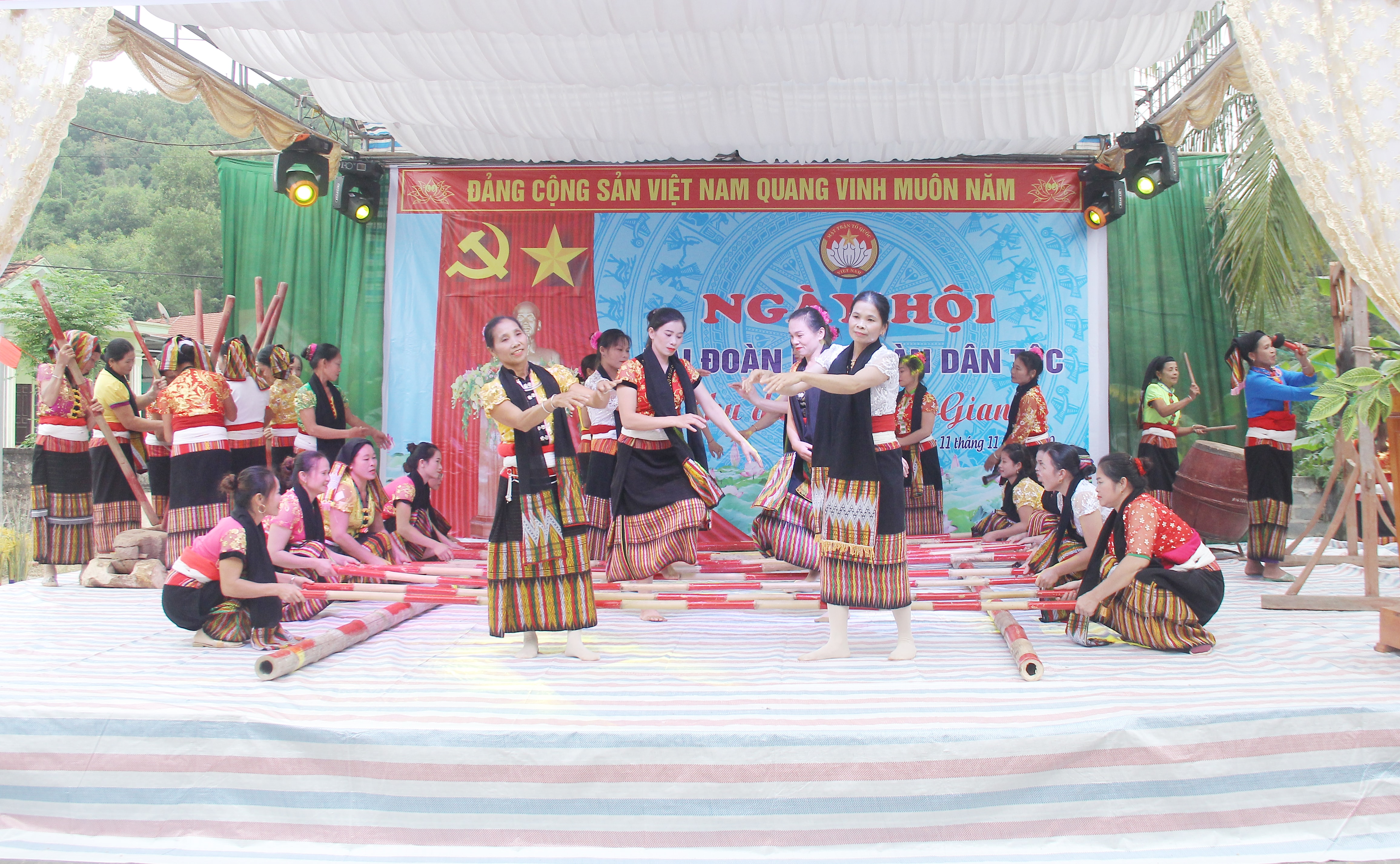 Tiết mục nhảy sạp tại ngày hội. Ảnh: Mai Hoa