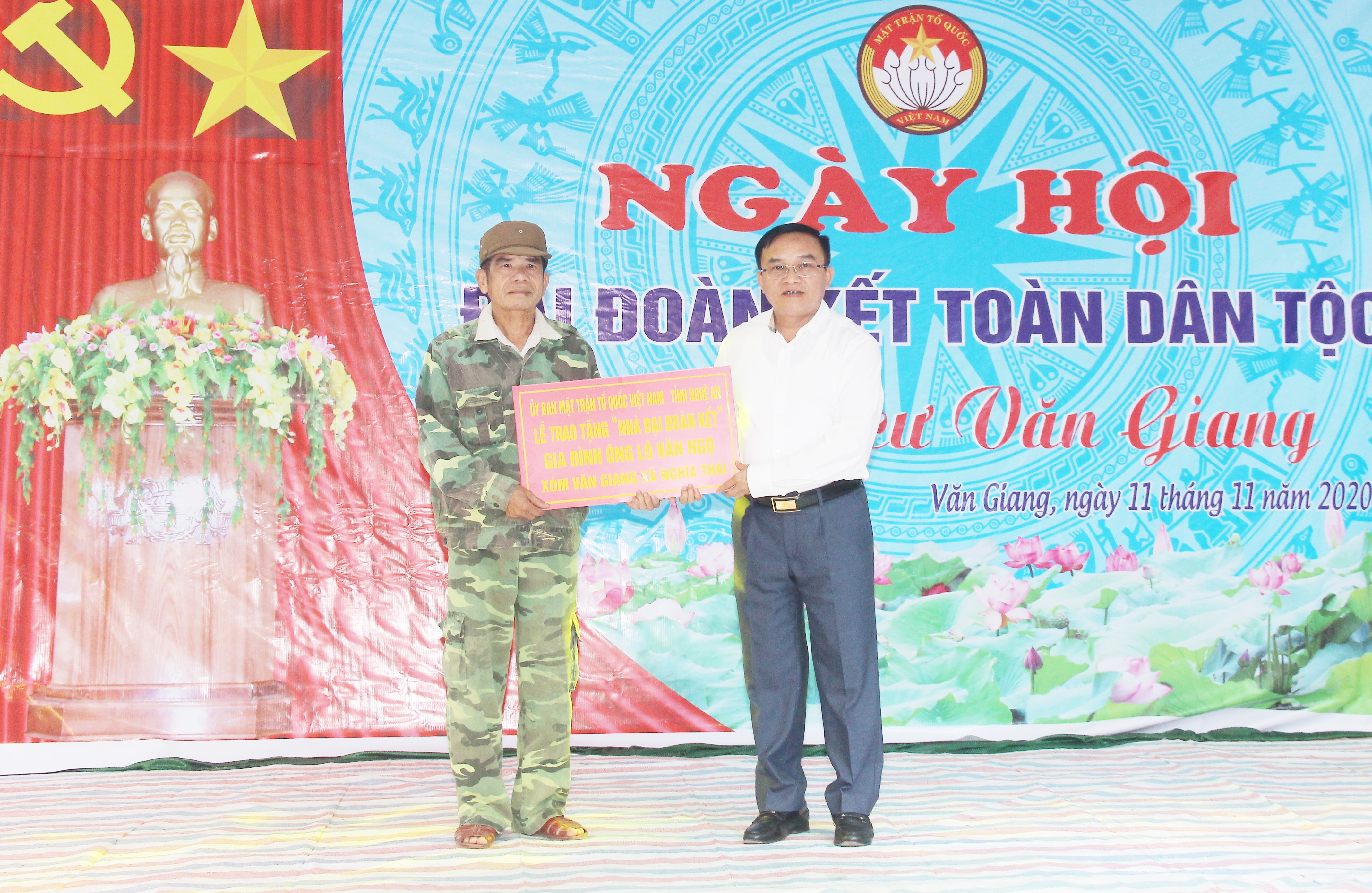 Đồng chí Ngọc Kim Nam trao tặng nhà đại đoàn kết cho hộ ông Lô Văn Ngọ. Ảnh: Mai Hoa