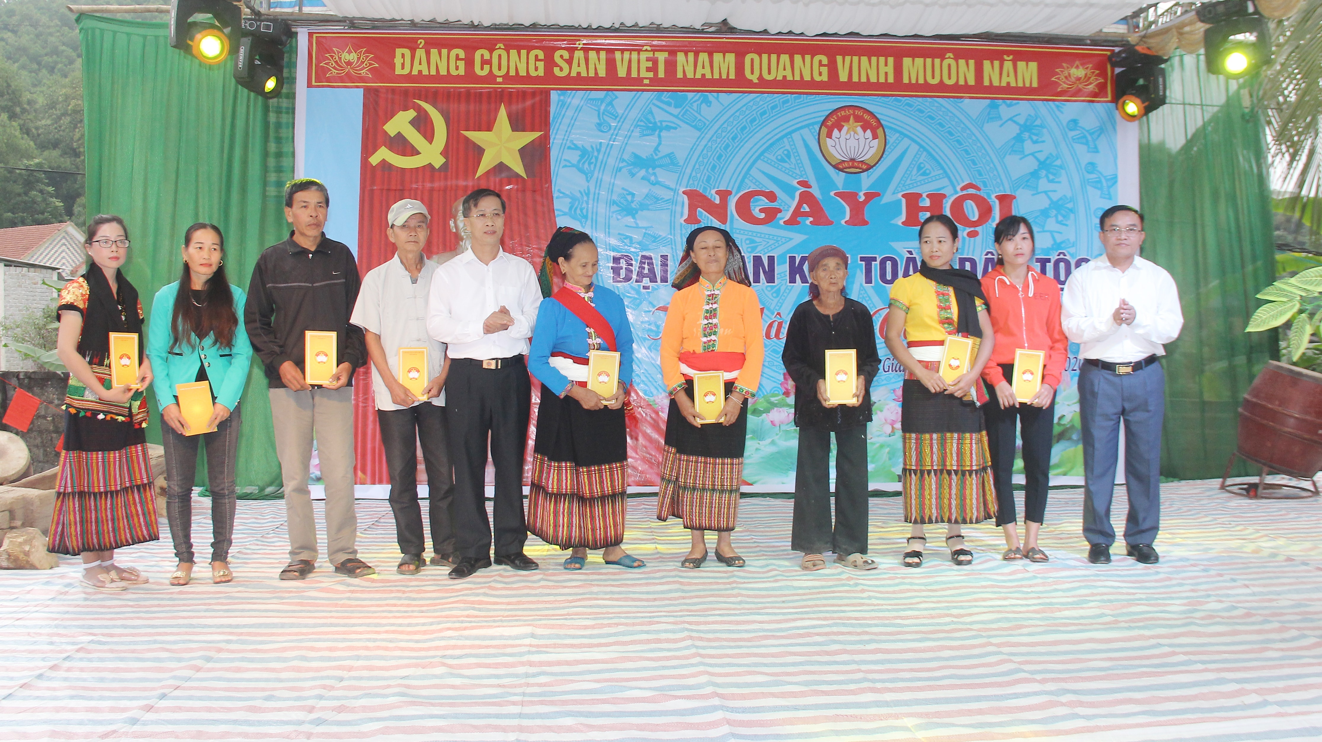 Đoàn công tác của tỉnh tặng xóm Văn Giang bức tranh Bác Hồ và Bác Tôn. Ảnh: Mai Hoa