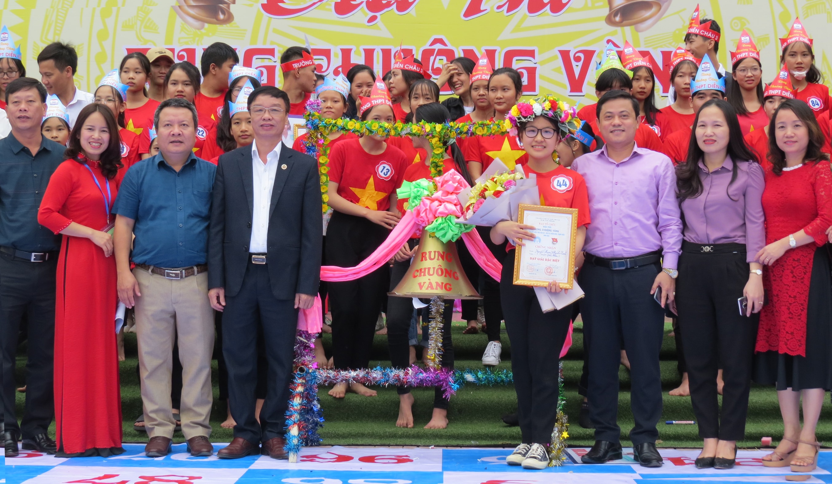 Ban tổ chức cuộc thi trao giải nhất cho thí sinh đạt giải. Ảnh: Mỹ Hà