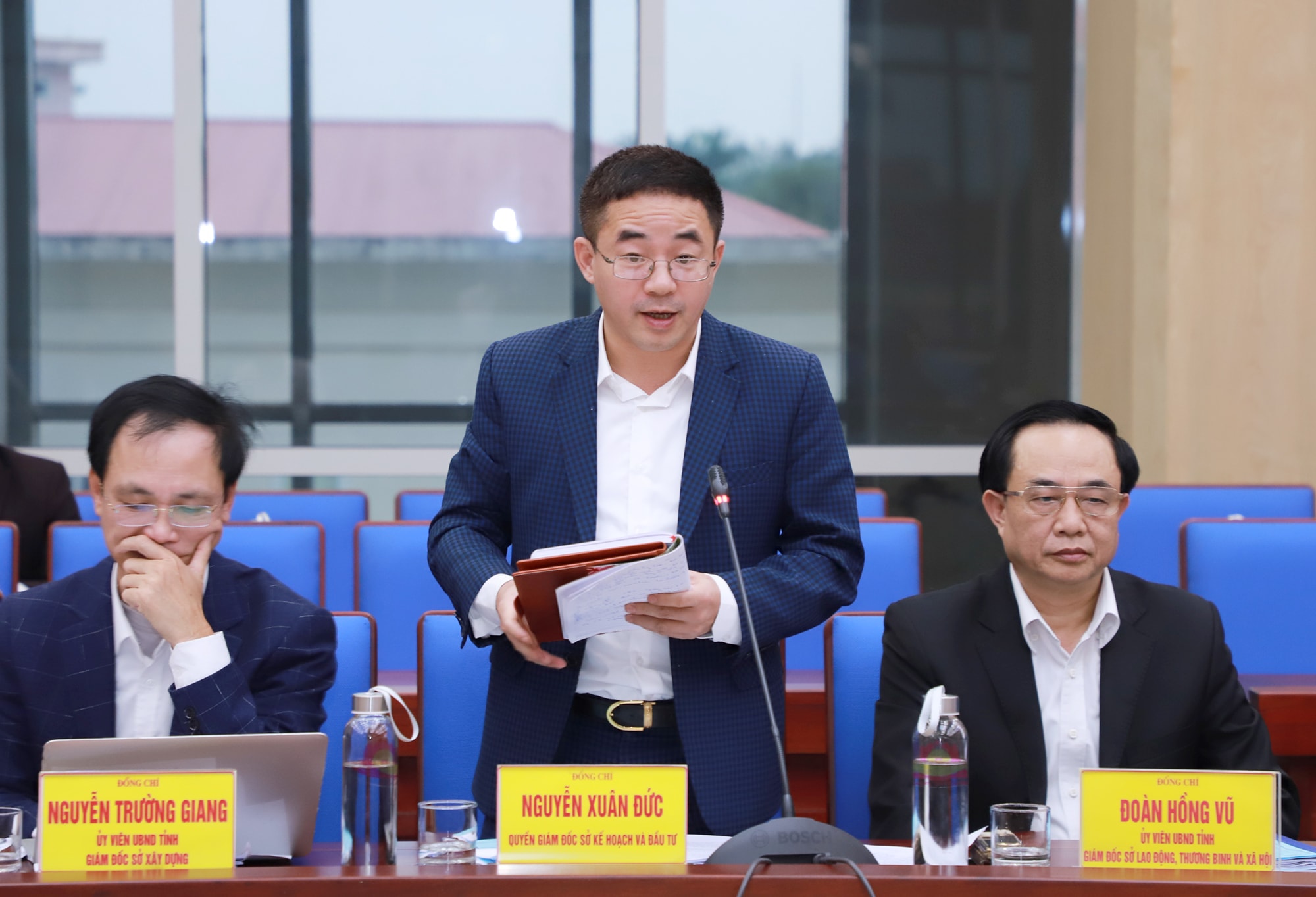 Ông Nguyễn Xuân Đức – Quyền Giám đốc Sở Kế hoạch và Đầu tư trình bày dự thảo Nghị quyết tại phiên họp. Ảnh: Phạm Bằng