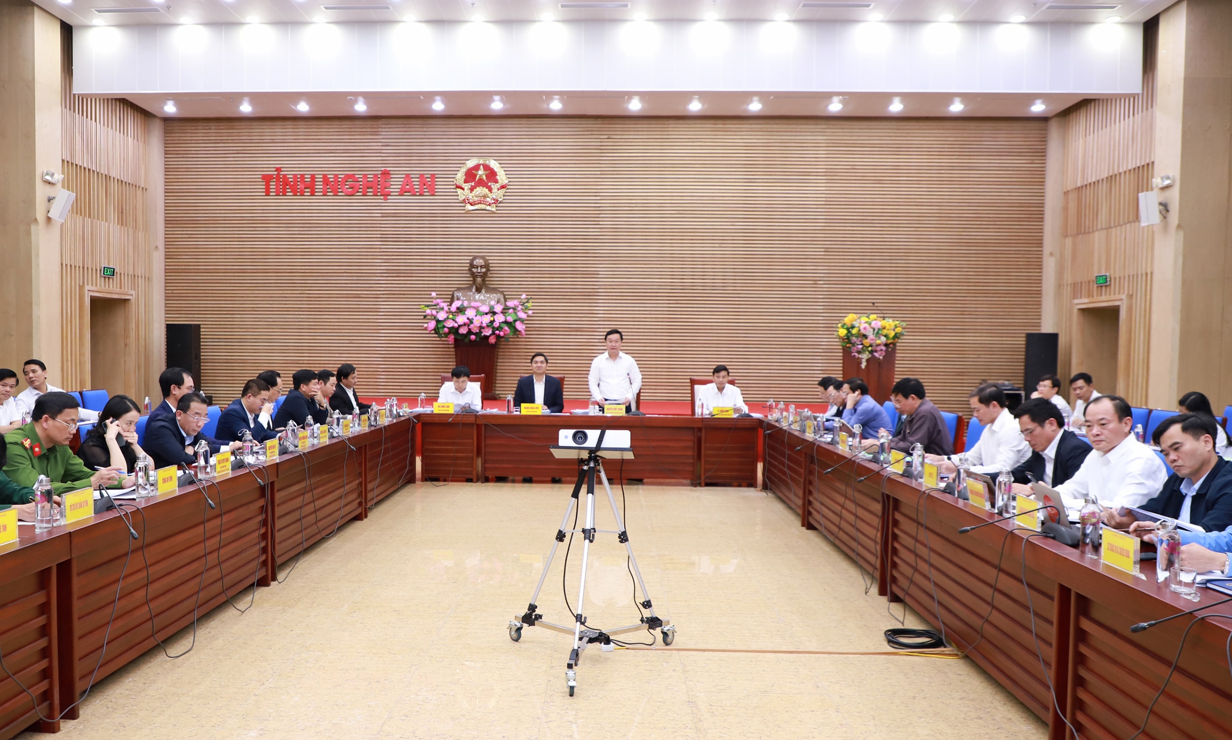 Đồng chí guyễn Đức Trung – Phó Bí thư Tỉnh ủy, Chủ tịch UBND tỉnh chủ trì phiên họp. Tham dự có đồng chí Hoàng Viết Đường – Phó Chủ tịch HĐND tỉnh; các Phó Chủ tịch UBND tỉnh, gồm: Lê Hồng Vinh, Hoàng Nghĩa Hiếu, Bùi Đình Long. Ảnh: Phạm Bằng