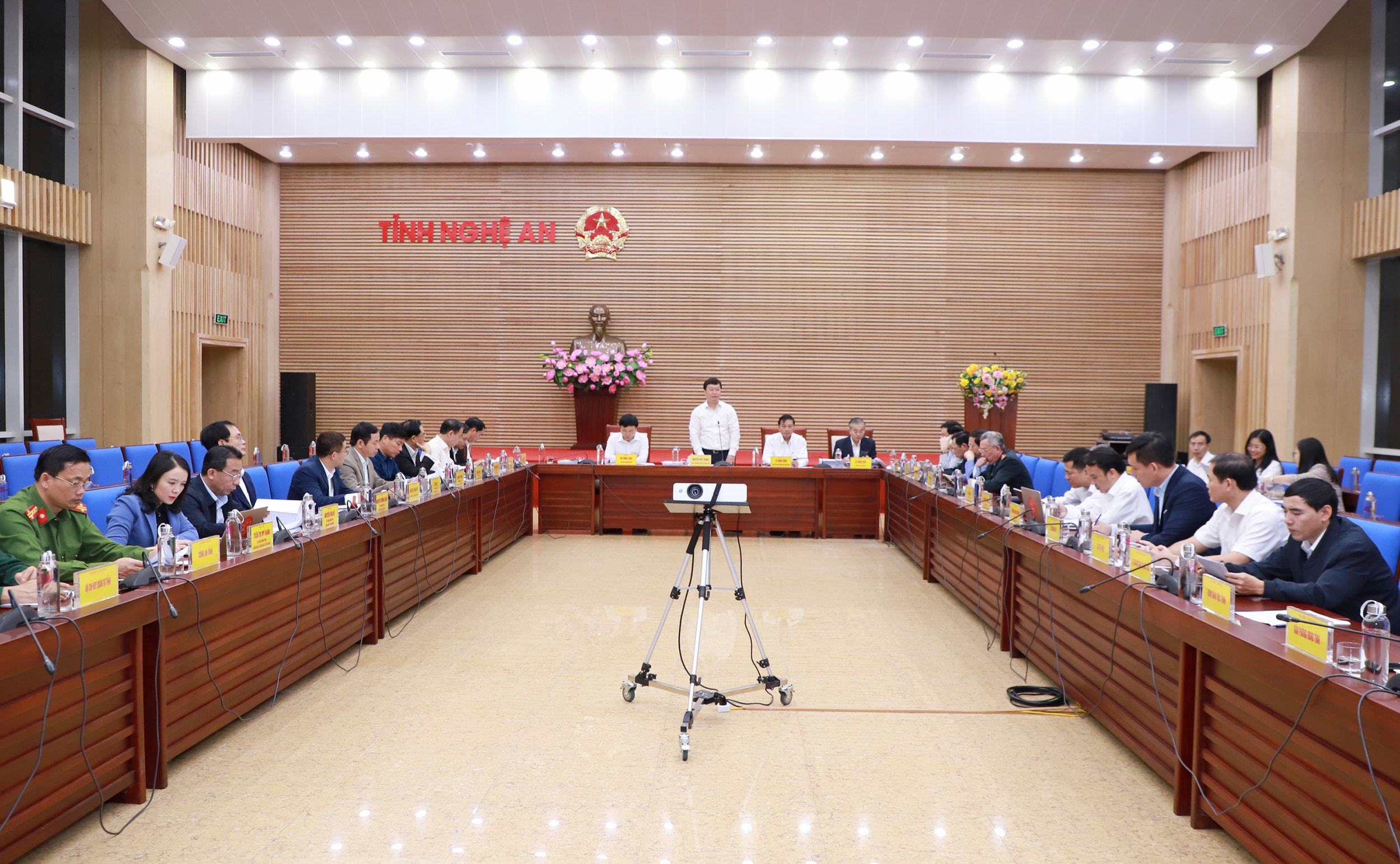 Tham dự phiên họp có đồng chí Hoàng Viết Đường - Phó Chủ tịch HĐND tỉnh; Các phó Chủ tịch UBND tỉnh gồm: Lê Hồng Vinh, Lê Ngọc Hoa, Bùi Đình Long. Ảnh: Phạm Bằng