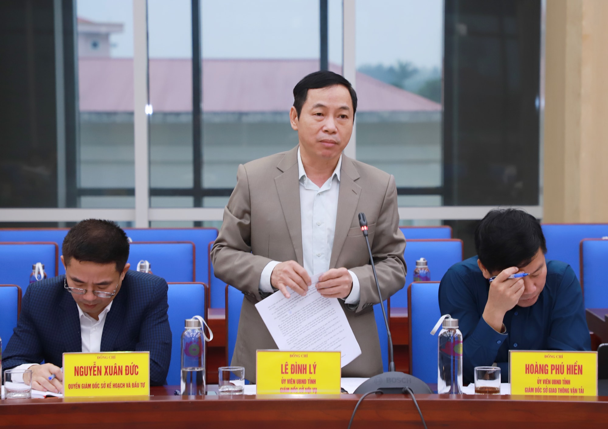 Ông Lê Đình Lý - Giám đốc Sở Nội vụ trình bày báo cáo công tác cải cách hành chính. Ảnh: Phạm Bằng