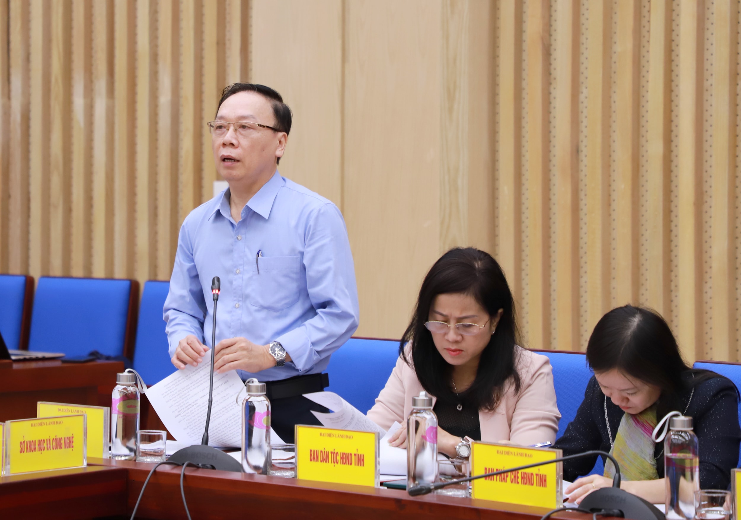 Lãnh đạo Sở Tài chính báo cáo . Ảnh: Phạm Bằng