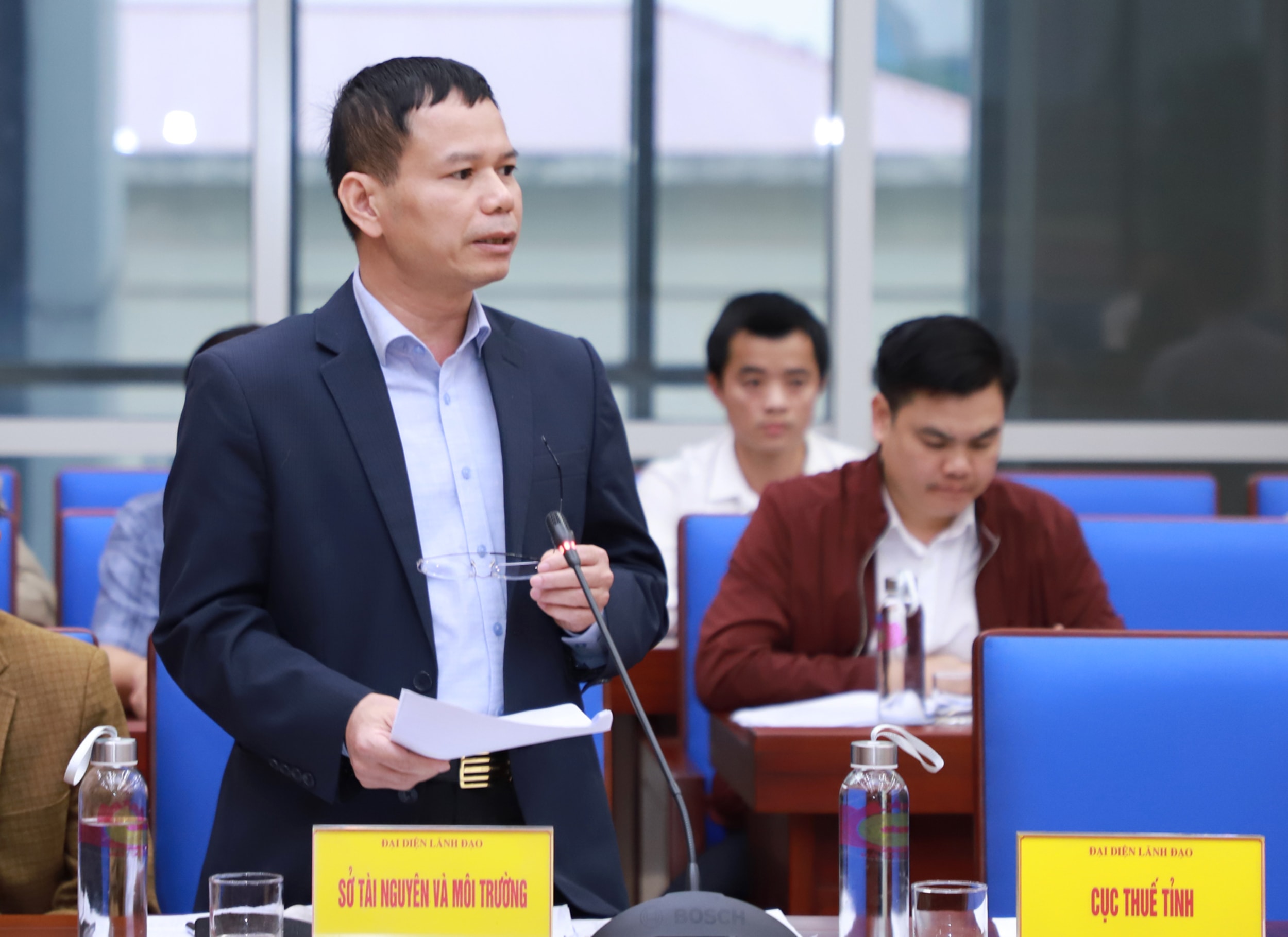 Lãnh đạo Sở TN&MT trình bày dự thảo Nghị quyết . Ảnh: Phạm Bằng