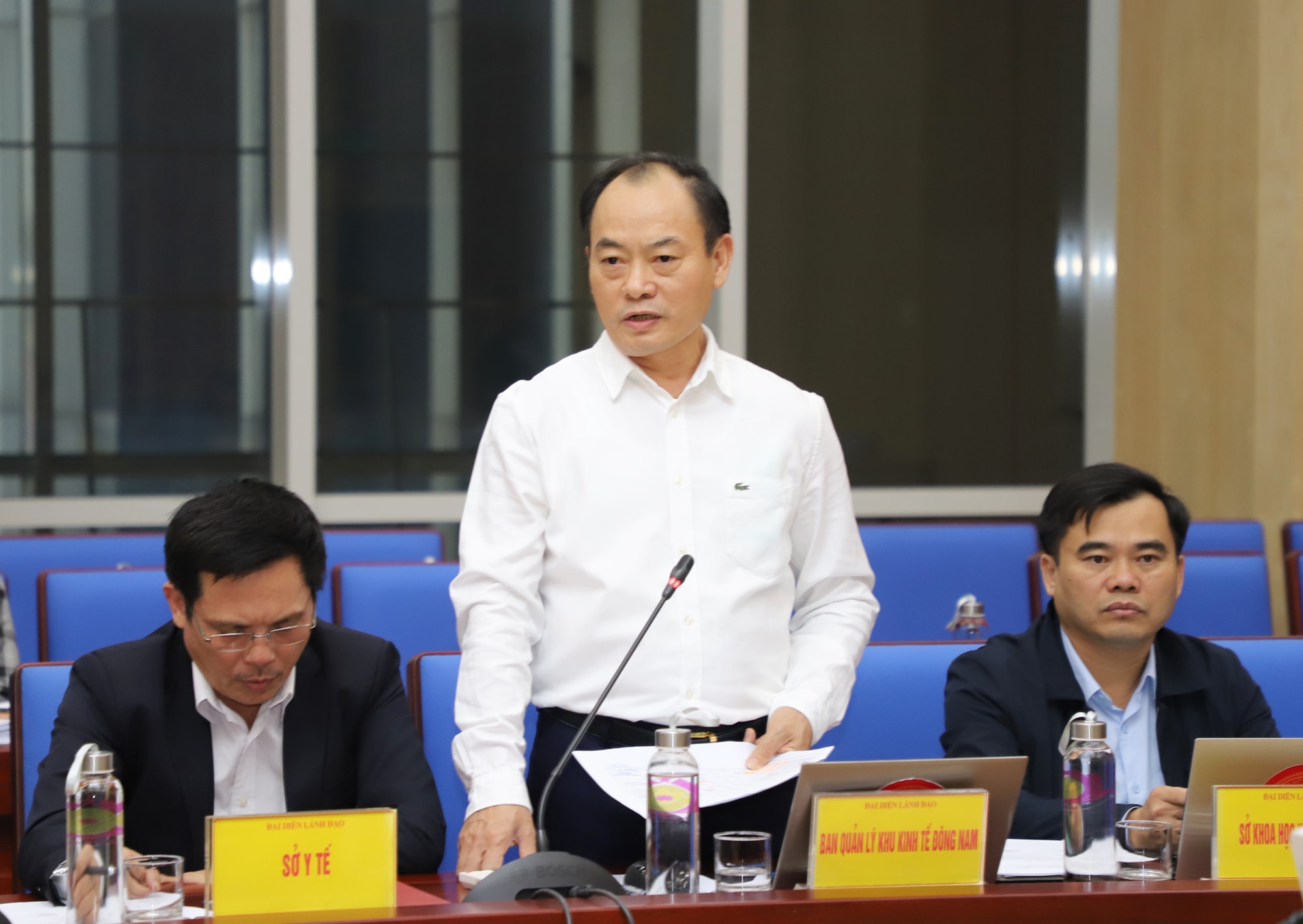 Ông Lê Tiến Trị - Trưởng BQL Khu kinh tế Đông Nam phát biểu tại cuộc họp. Ảnh: Phạm Bằng