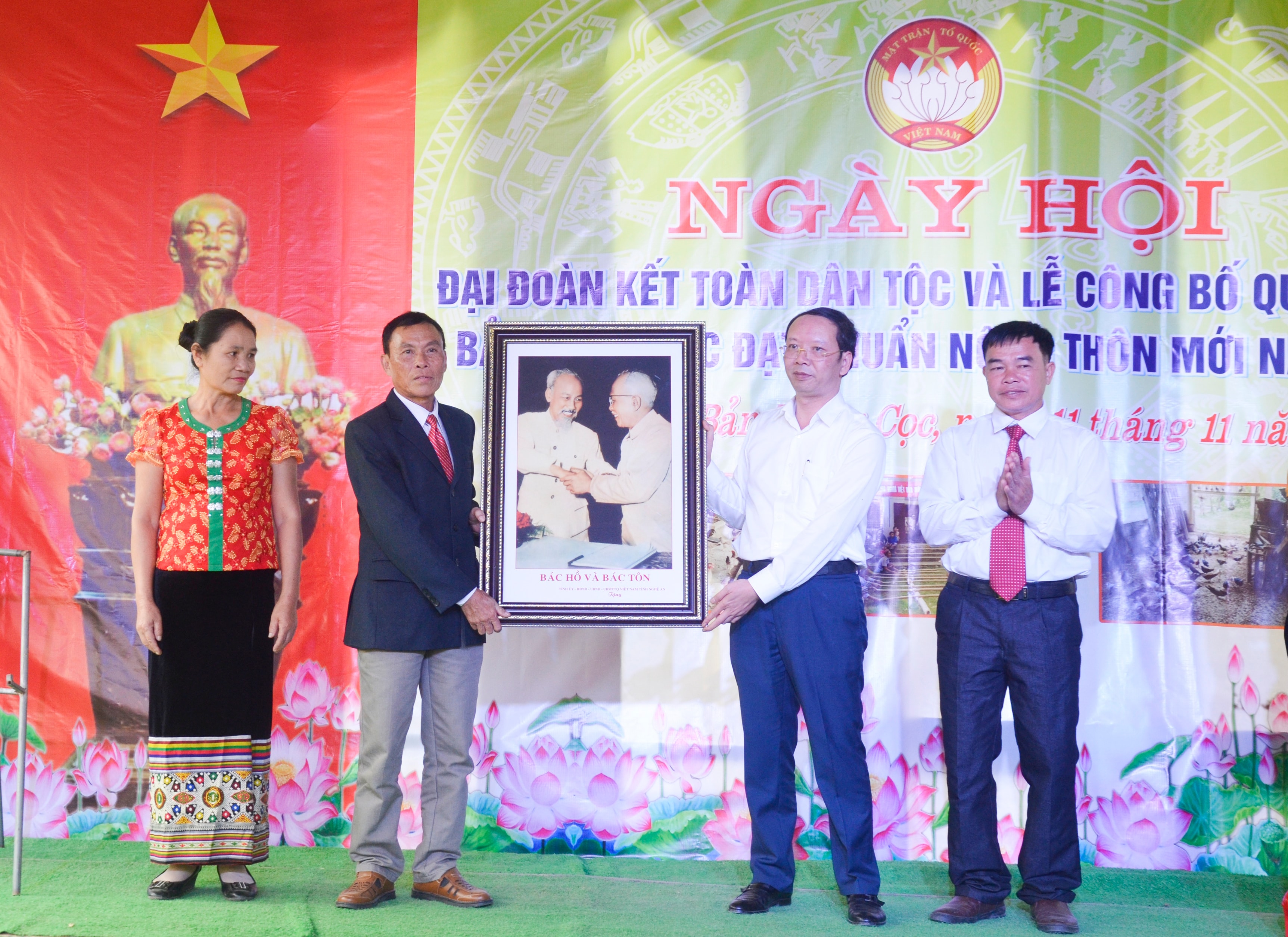 Chủ nhiệm Ủy ban Kiểm tra Tỉnh trao bức tranh Bác Hồ với Bác Tôn cho bản Xăng Cọc. Ảnh: Thanh Lê