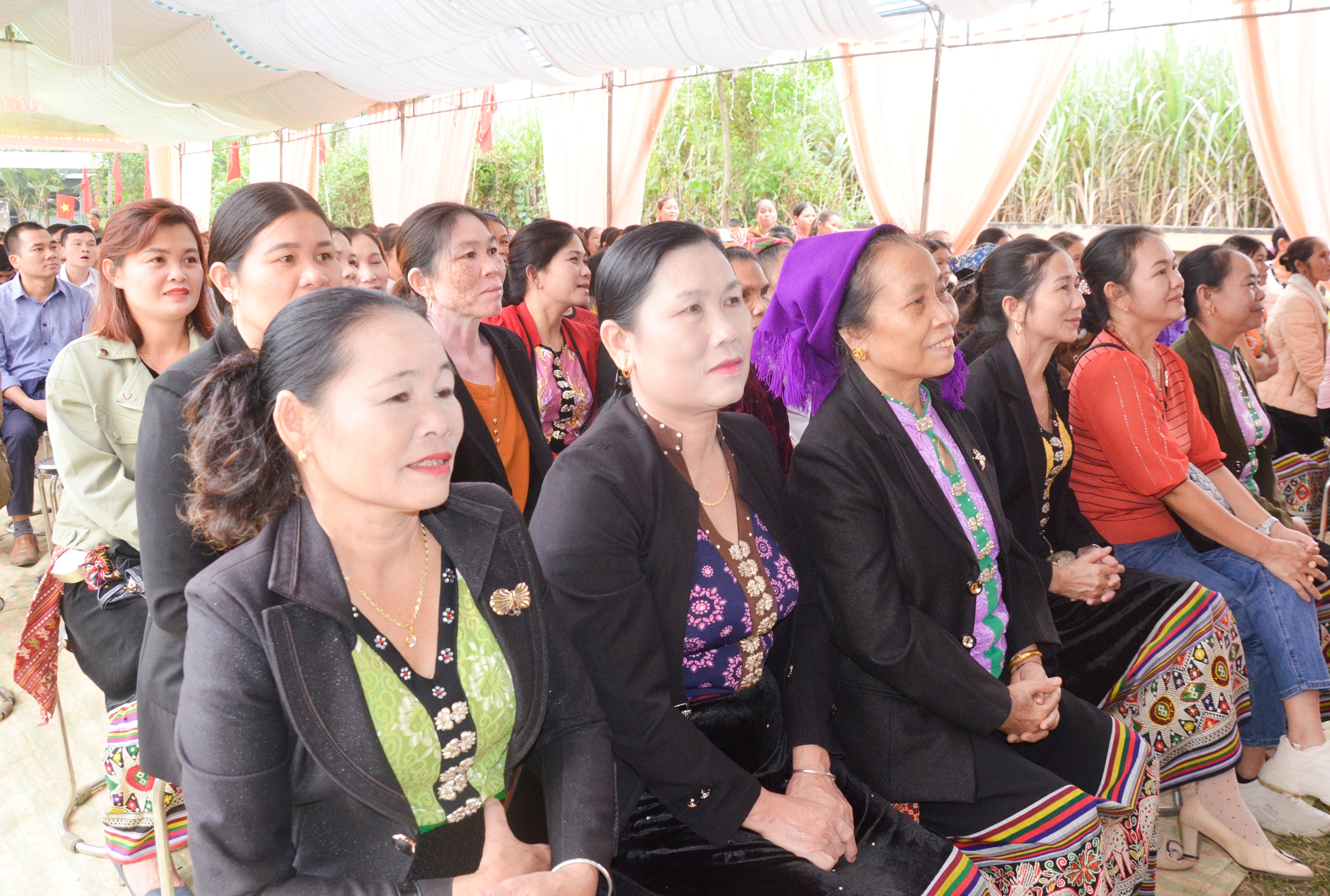 Bà con bản tham dự ngày hội. Ảnh: Thanh Lê