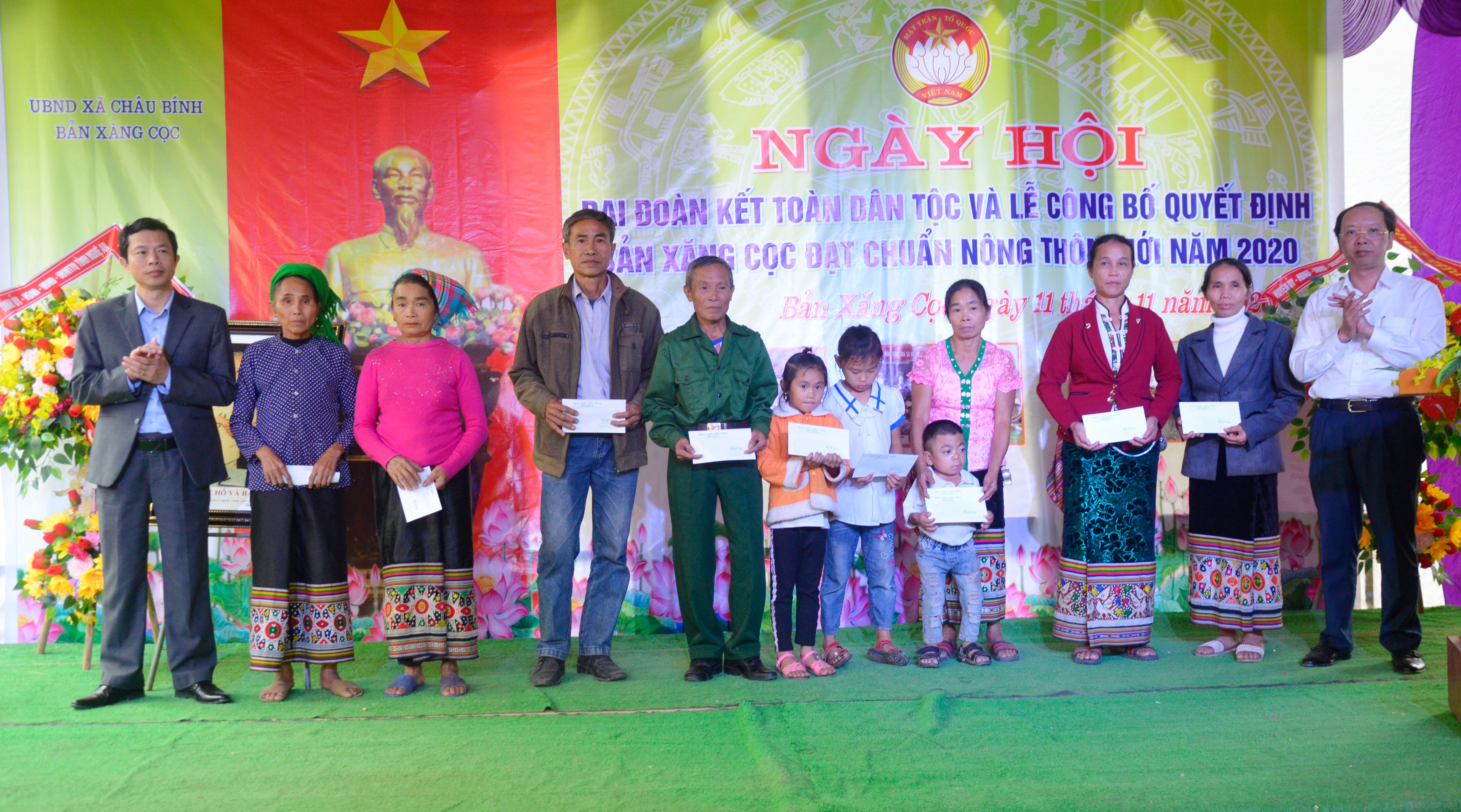 Trao quà cho các hộ nghèo bản Xăng Cọc. Ảnh: Thanh Lê