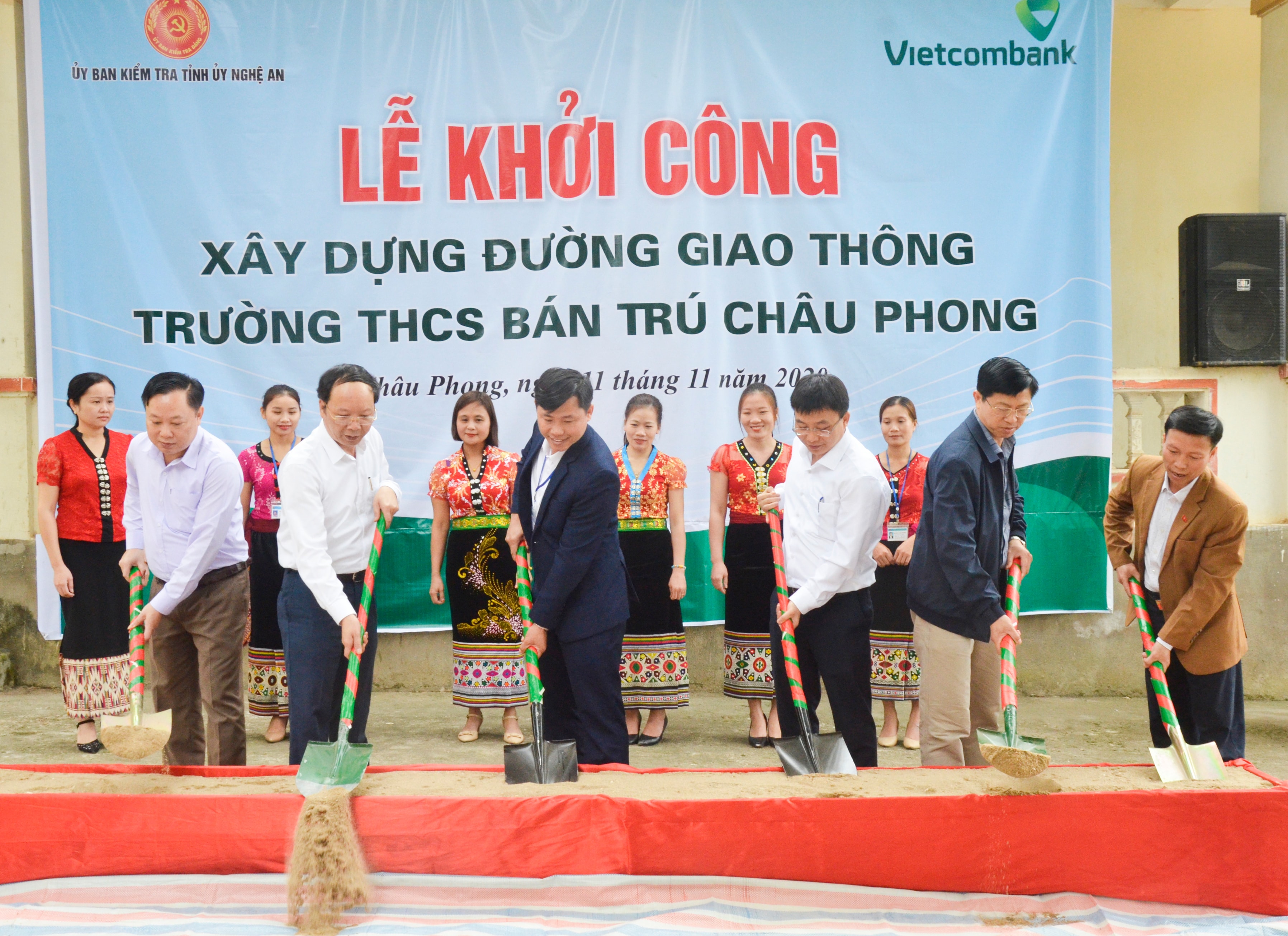 Khởi công xây dựng đường giao thông vào Trường THCS bán trú Châu Thôn, Quỳ Châu. Ảnh: Thanh Lê