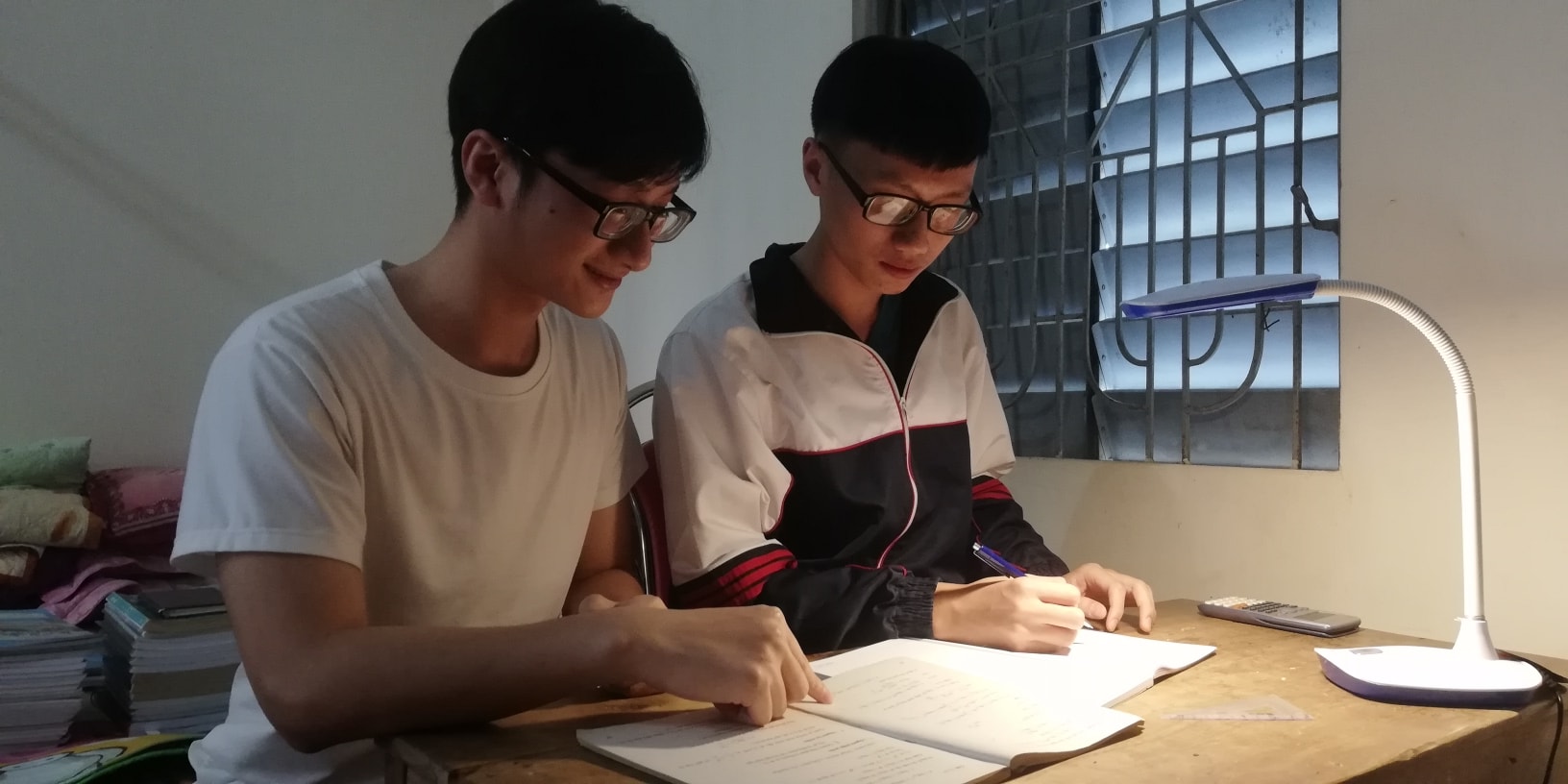  Hai trai  Huy thường xuyên chia sẻ, trao đổi kiến thức với em trong quá trình học tập. Ảnh: Mai Giang