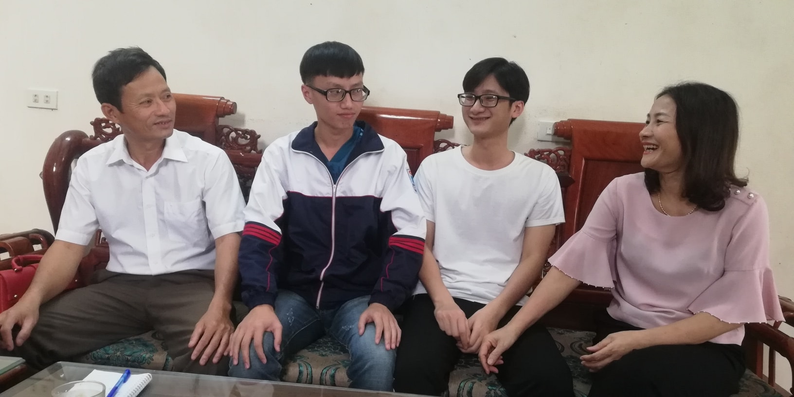Hai trai  Huy thường xuyên chia sẻ, trao đổi kiến thức với em trong quá trình học tập