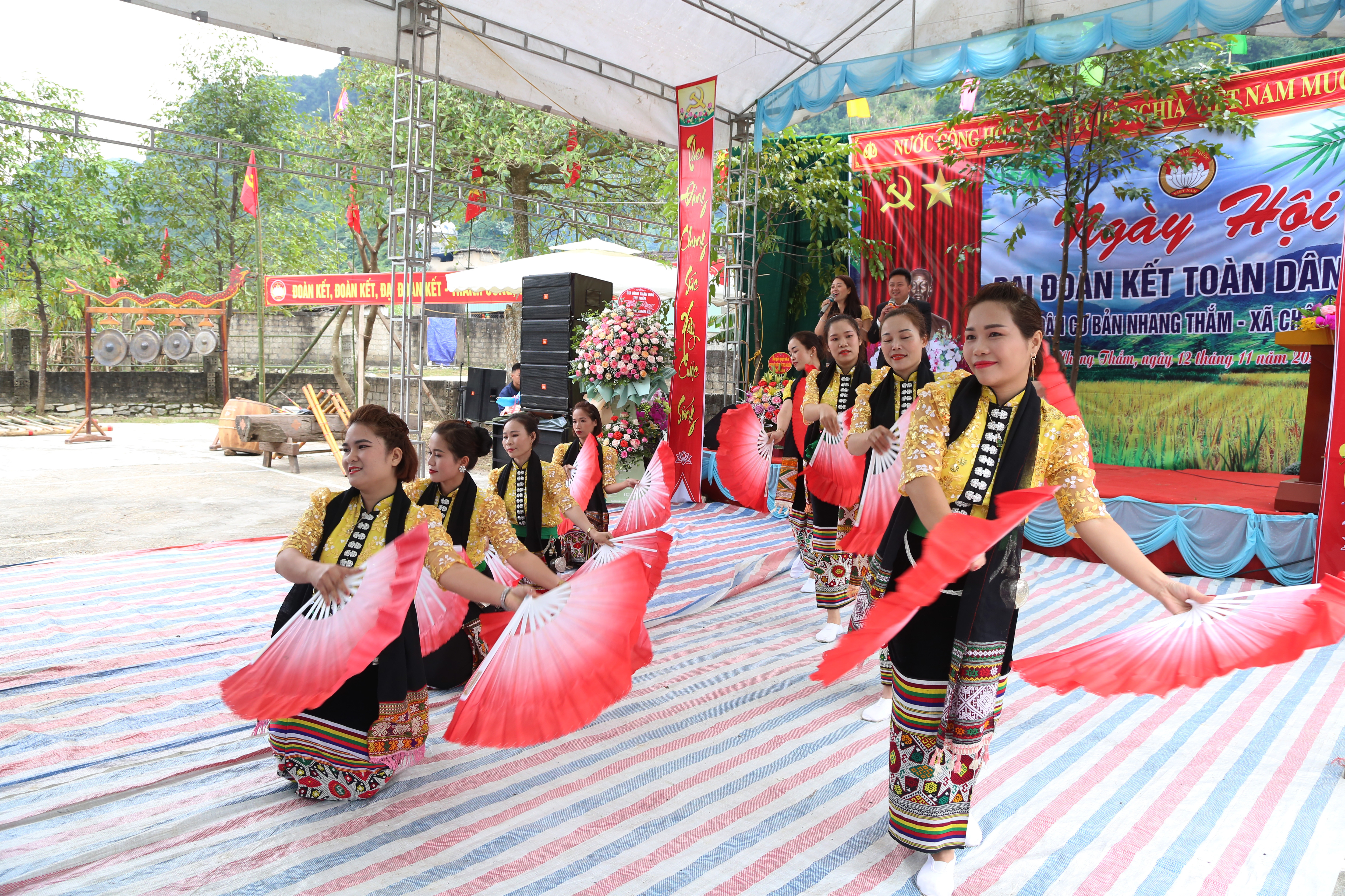 Một tiết mục văn nghệ tại ngày hội. Ảnh Đào Tuấn