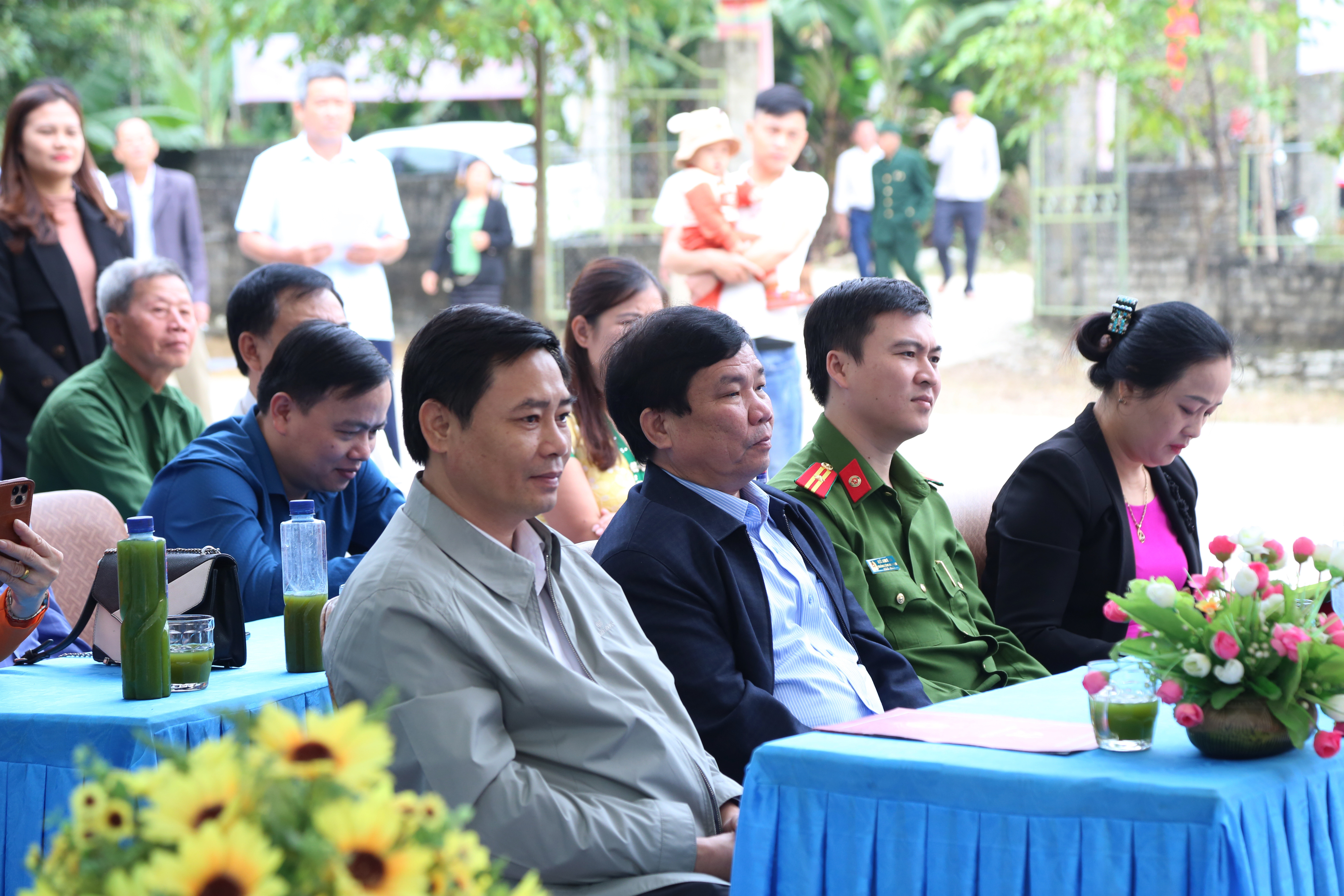 Các đại biểu dự Ngày hội Đại đoàn kết tại bản Nhang Thắm. Ảnh: Đào Tuấn