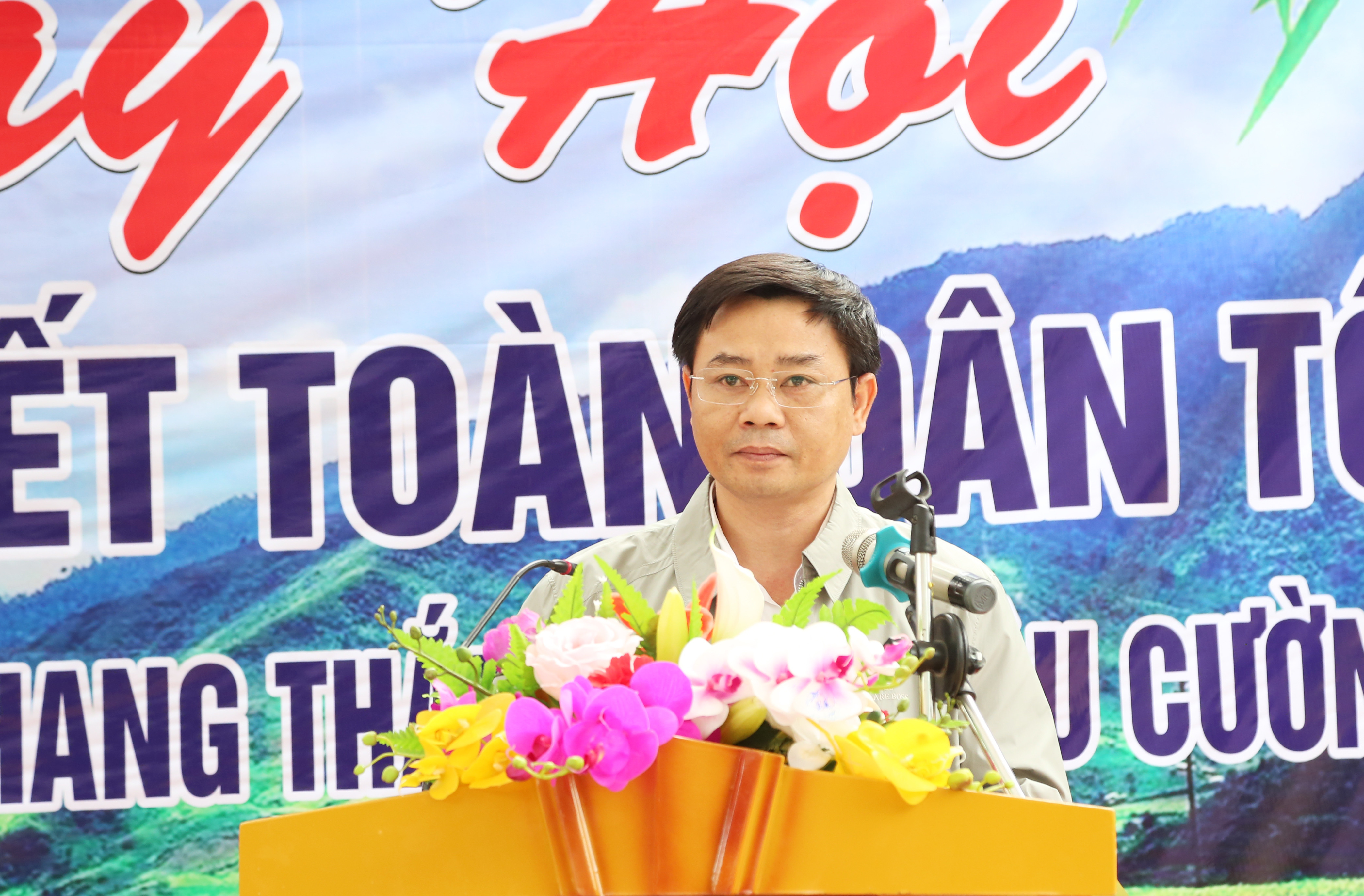 Đồng chí Hồ Lê Ngọc - Ủy viên BTV, Trưởng Ban Tổ chức Tỉnh ủy phát biểu chúc mừng Nhân dân bản Nhang Thắm. Ảnh: Đào Tuấn