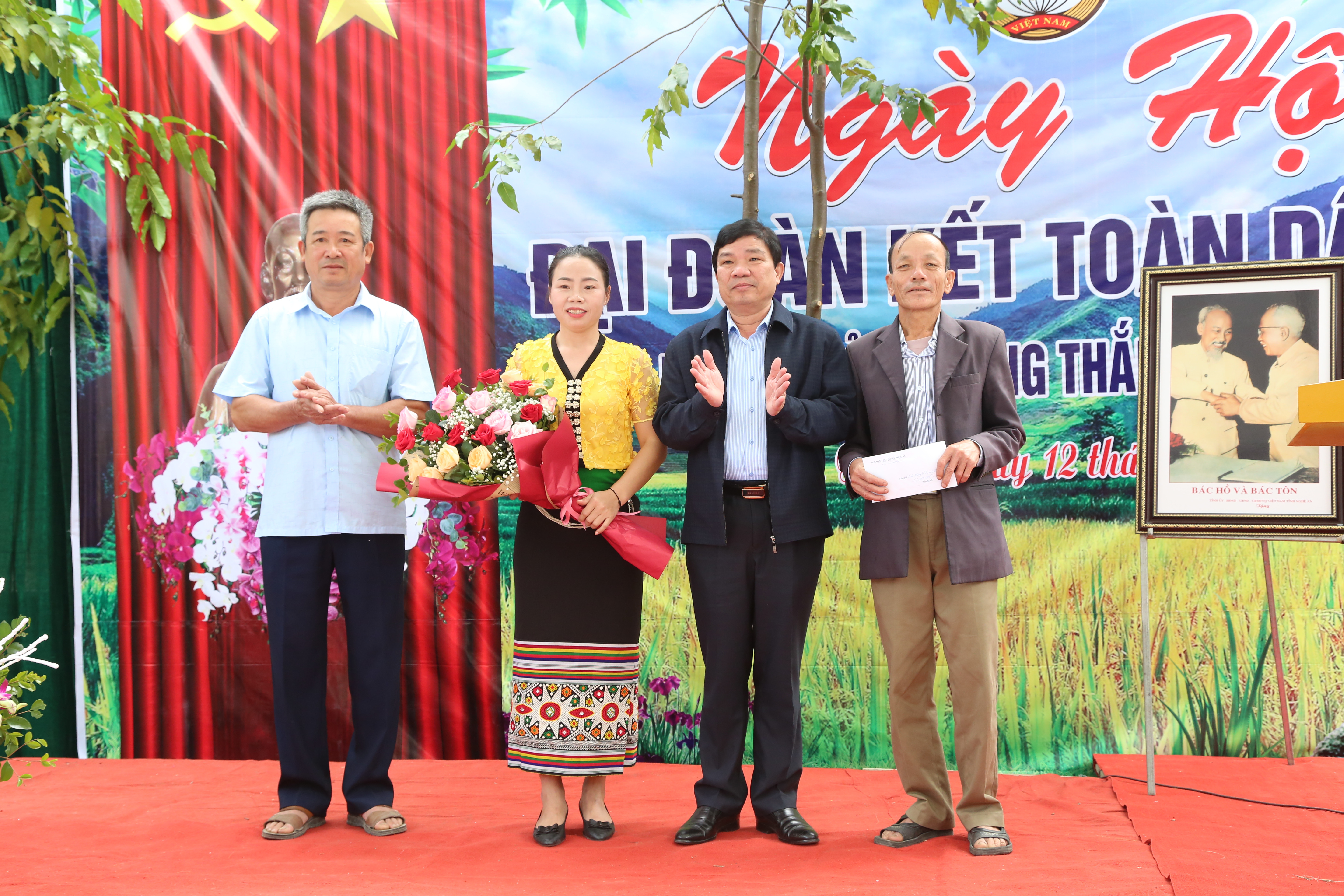 Đồng chí Hoàng Đình Tuấn - Phó trưởng Ban Dân vận Tỉnh ủy trao suất quà 10 triệu đồng hỗ trợ bản Nhang Thắm