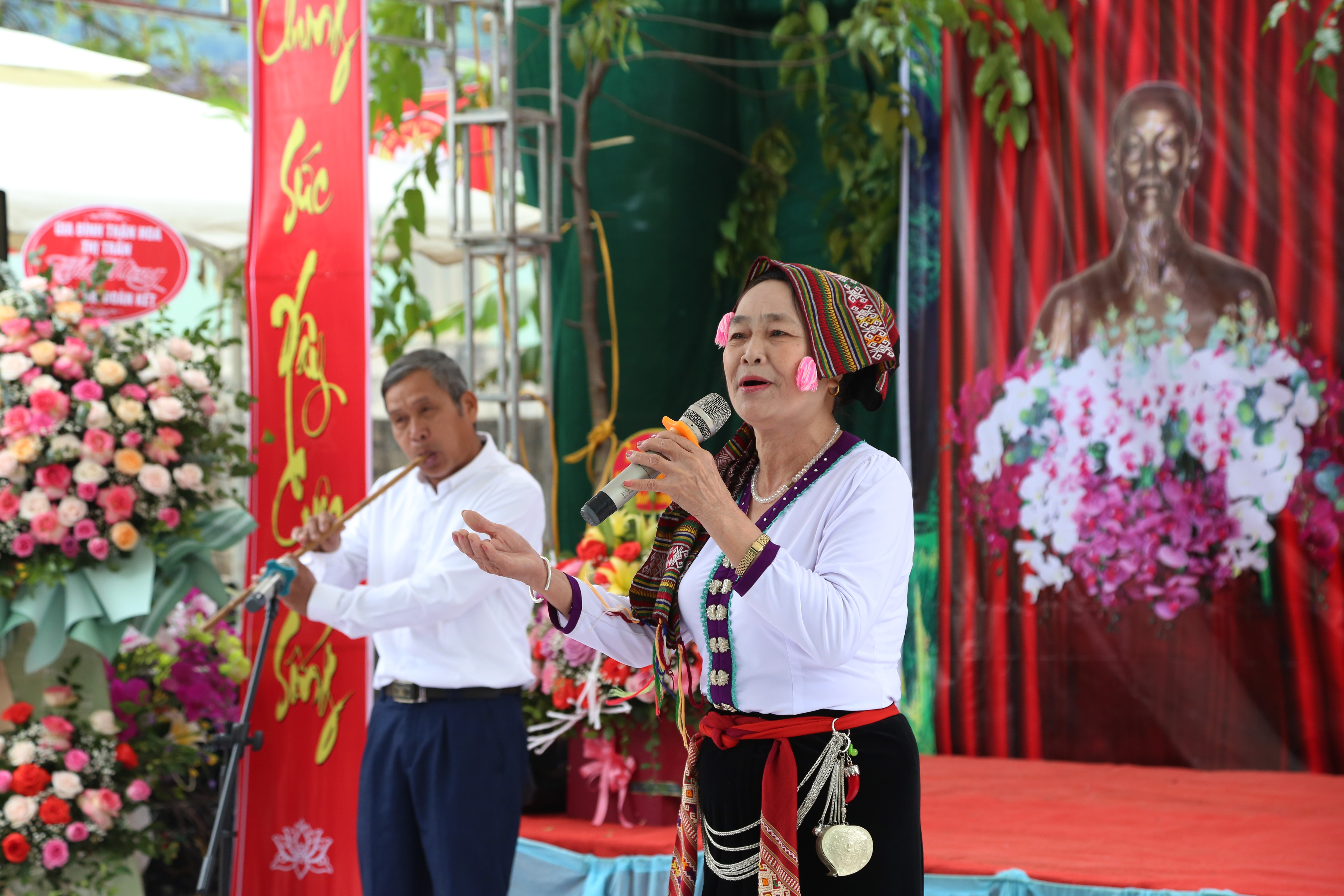 Tiết mục chào mừng Ngày hội Đại đoàn kết của Nghệ nhân dân gian Lương Thị Phiên. Ảnh: Đào Tuấn 