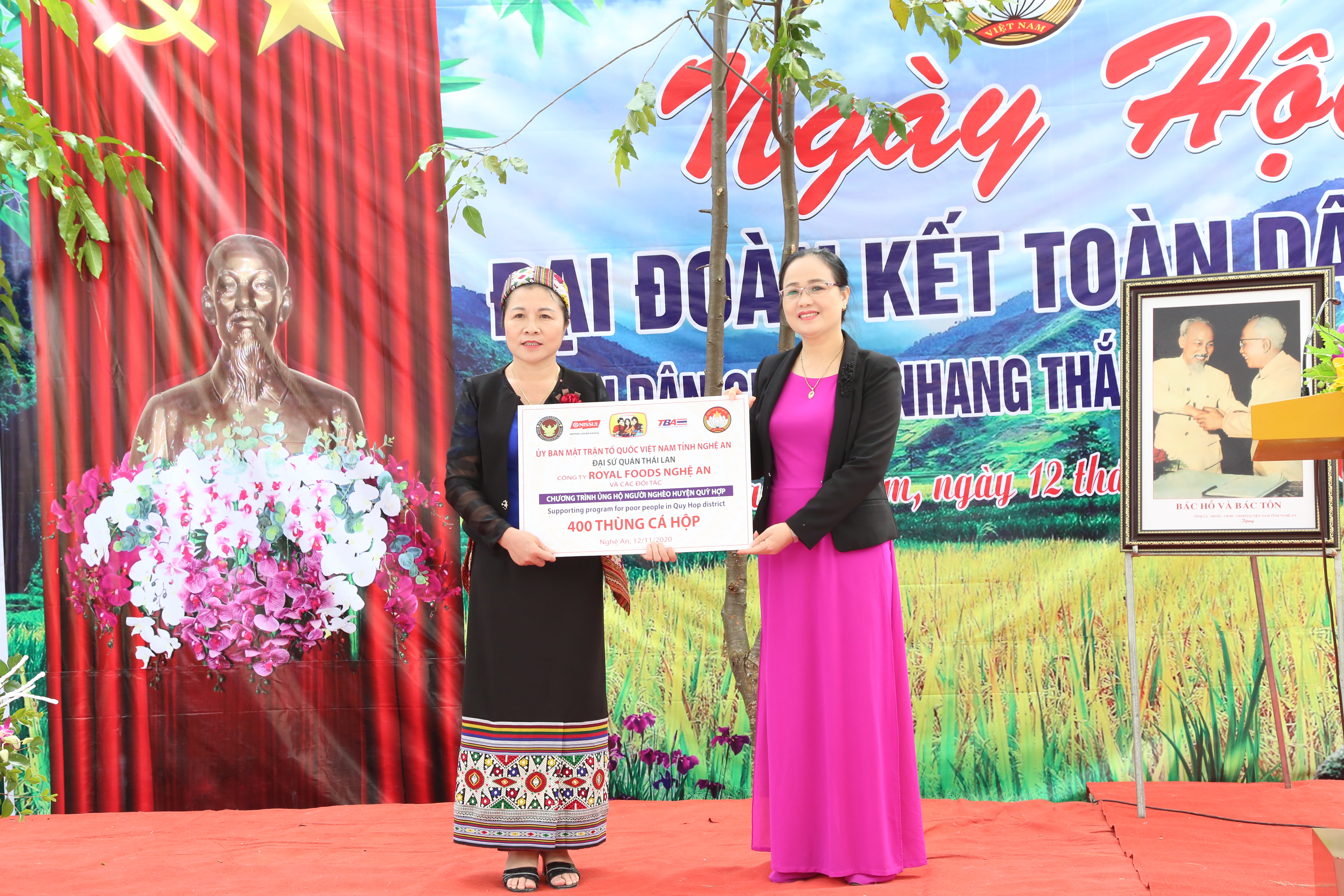 Đồng chí Nguyễn Thị Thu Hương trao 400 suất quà của Công ty