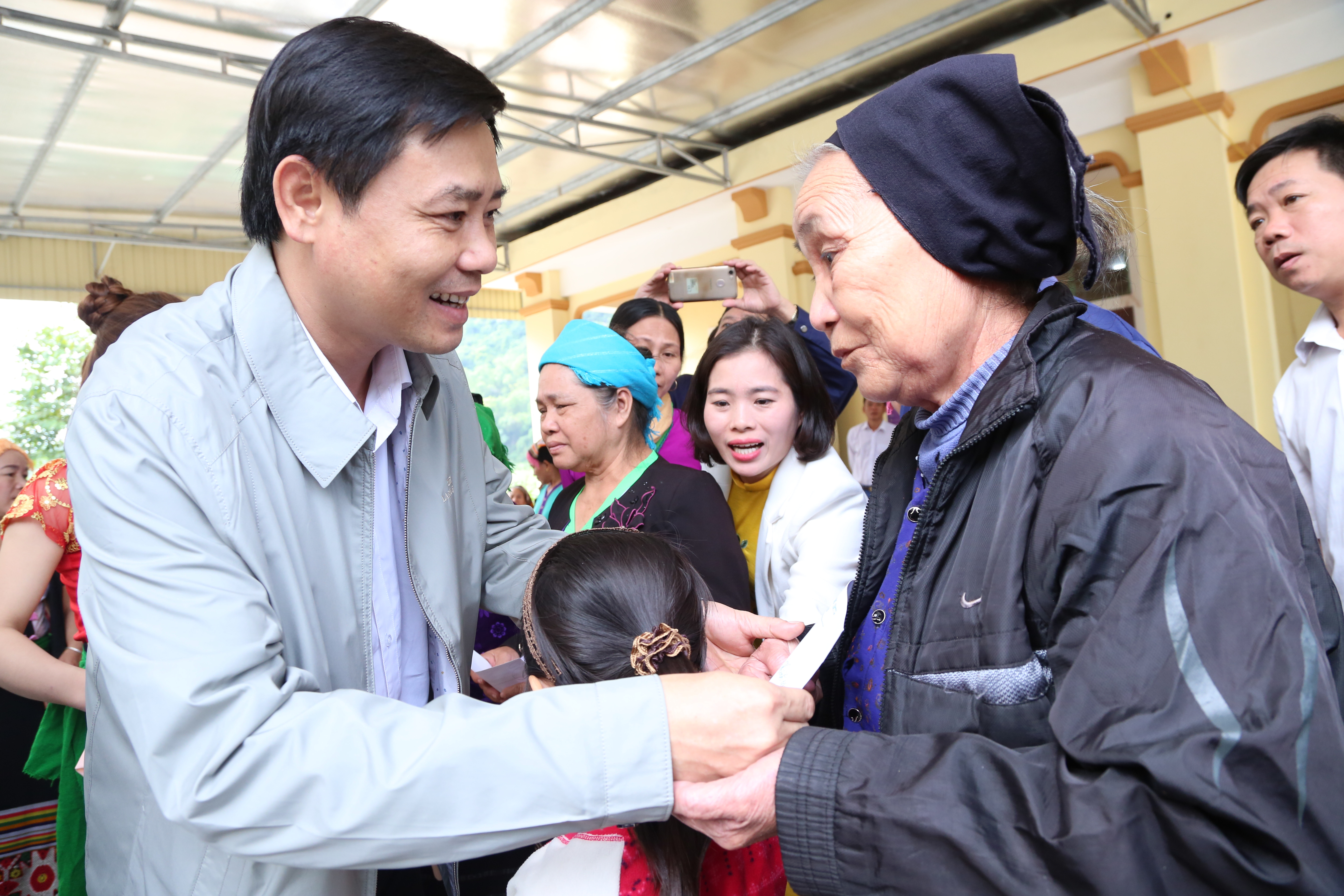 Đồng chí Hồ Lê Ngọc Trao quà cho hộ nghèo bàn Nhang Thắm