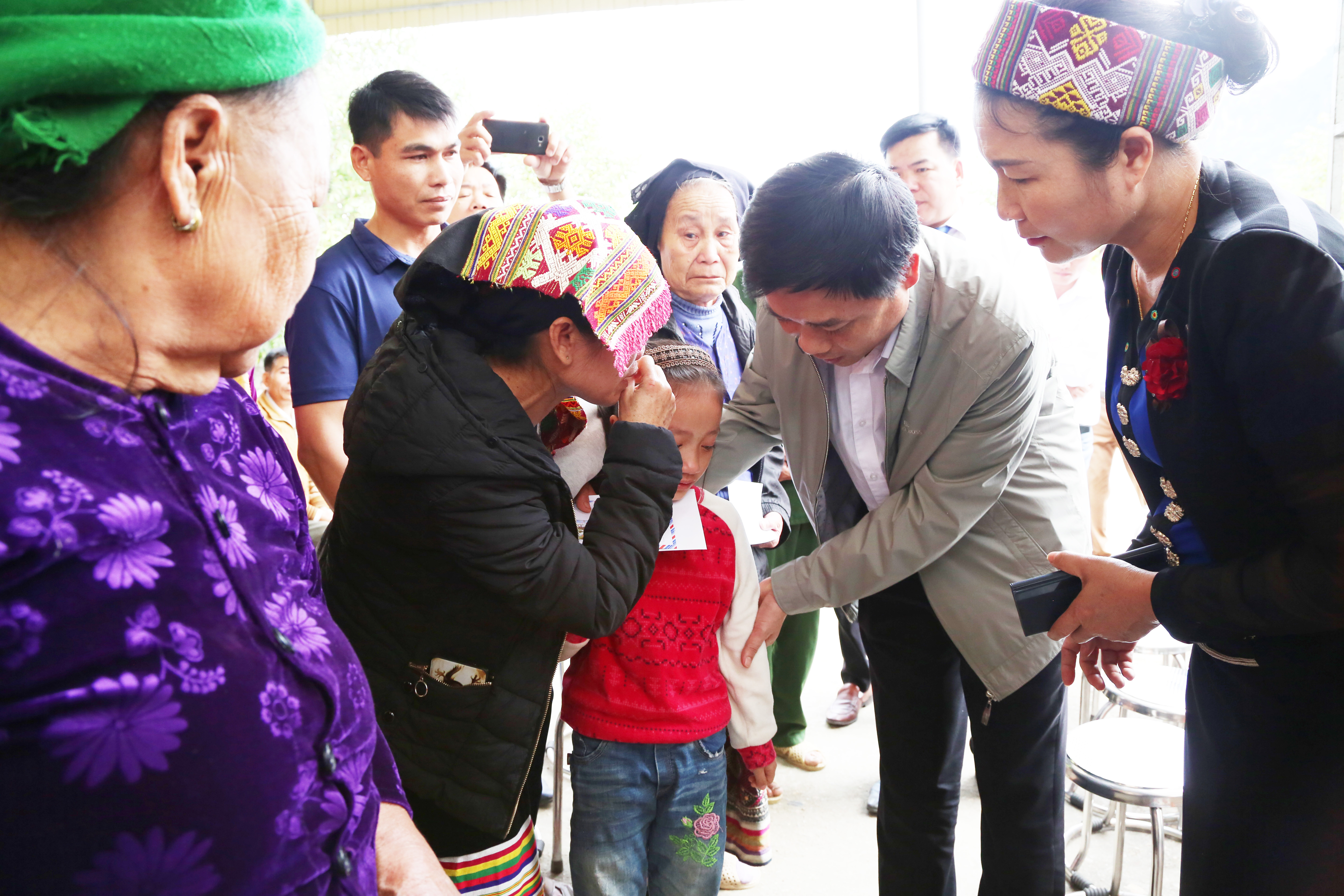 Đồng chí Hồ Lê Ngọc thăm hỏi, động viên và trao quà cho cháu mồ côi cả bố lẫn mẹ.