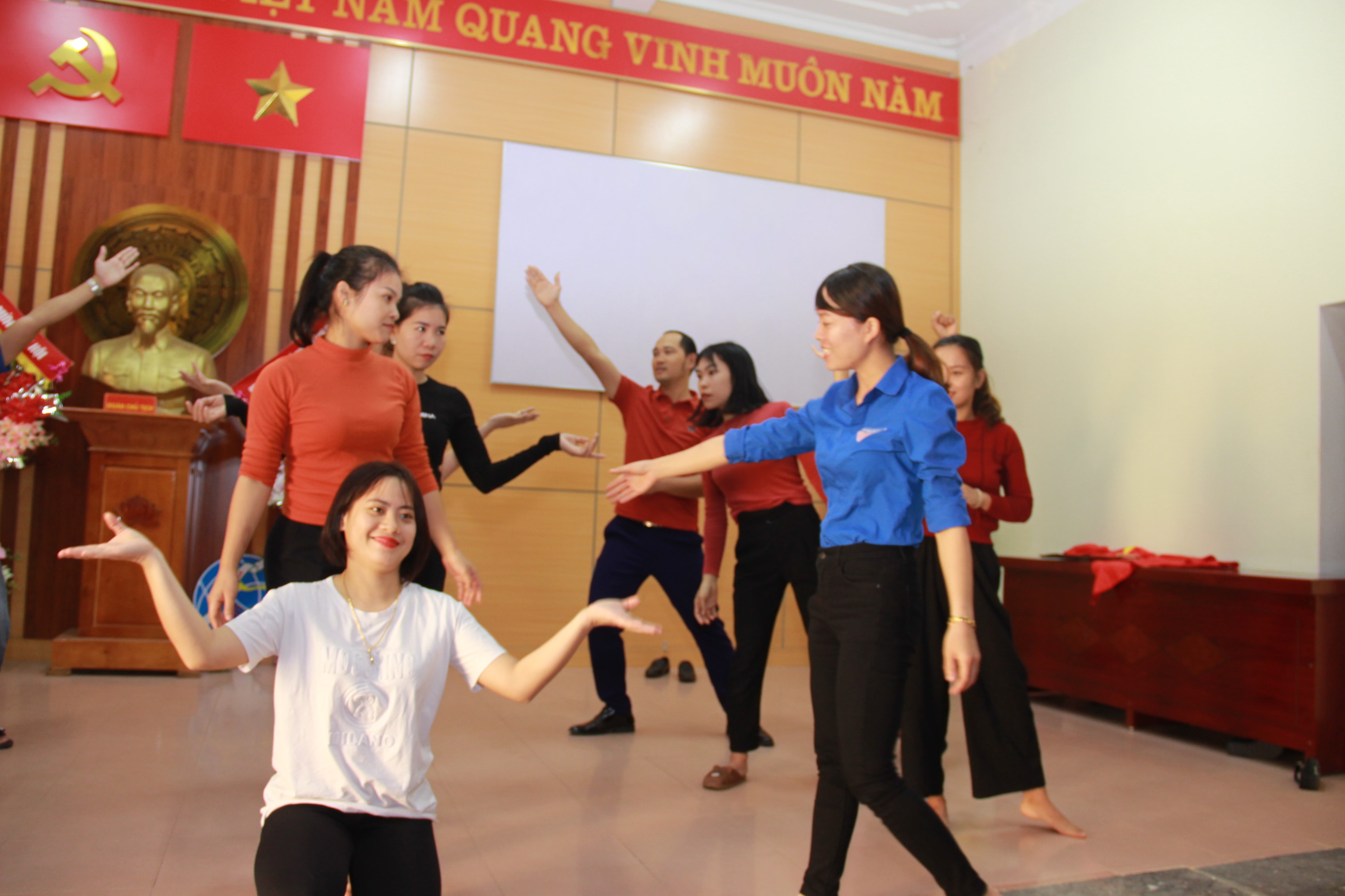 Bí thư Đoàn xã Nghĩa Thuận Vũ Thị Huyền (ngoài cùng bên phải) hướng dẫn đoàn viên chuẩn bị các hoạt động ngày hội đại đoàn kết