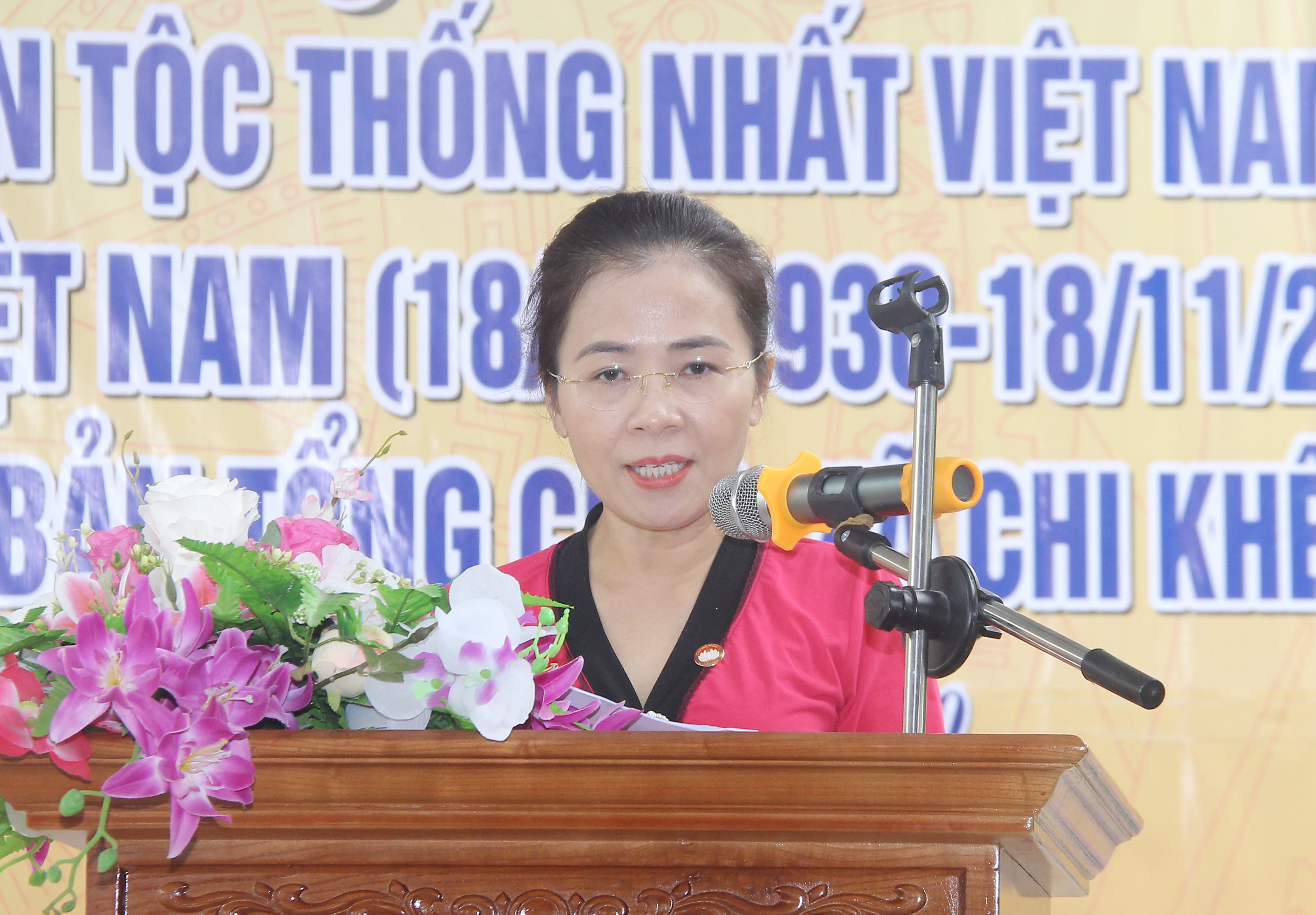 Đồng chí Võ Thị Minh Sinh - Ủy viên Ban Thường vụ Tỉnh ủy, Chủ tịch Ủy ban MTTQ Việt Nam tỉnh Nghệ An trao quà cho trẻ bị bại não tại chương trình. Ảnh: Mai Hoa