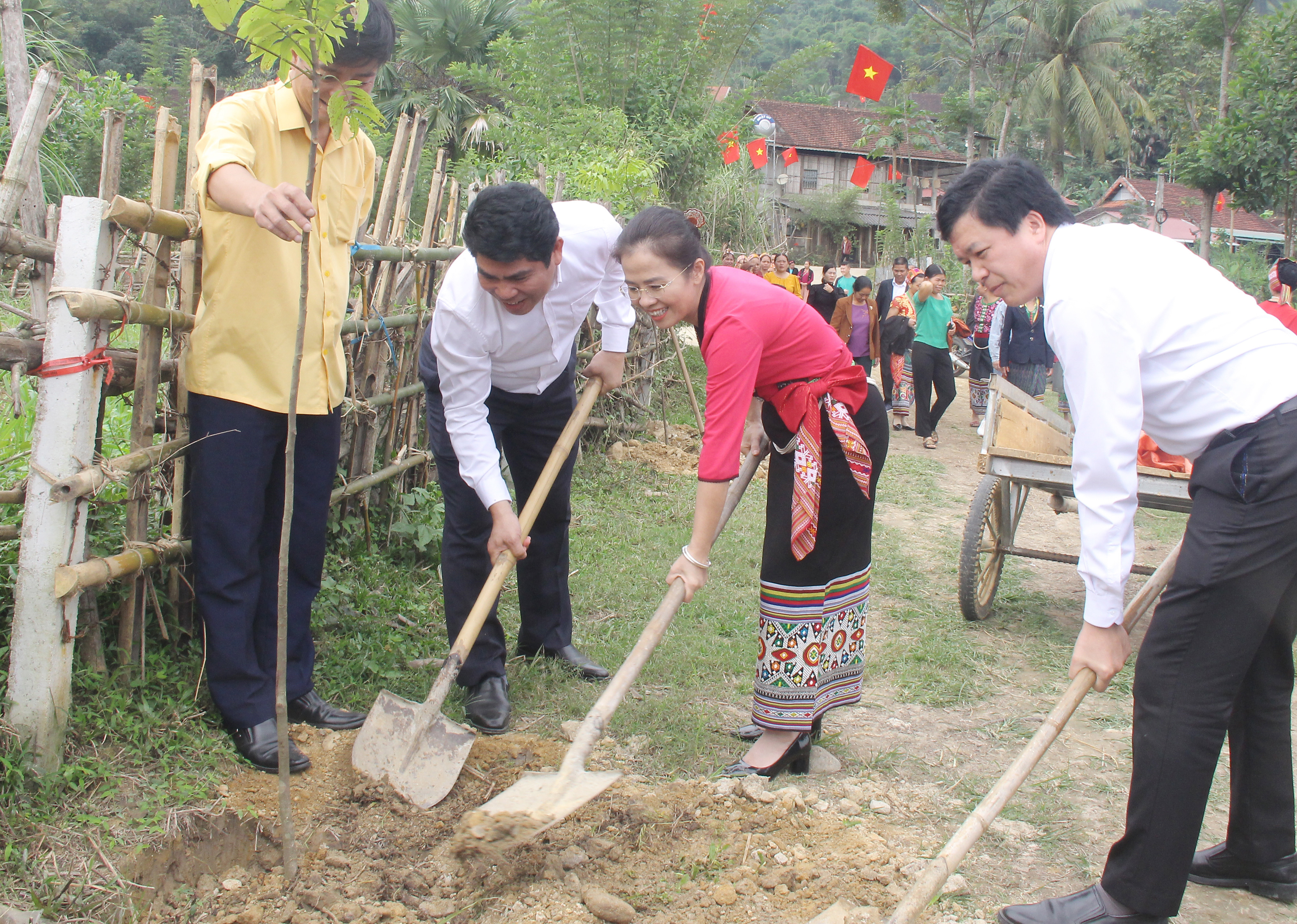 Chủ tịch UBMTTQ Việt Nam tỉnh và lãnh đạo huyện Con Cuông trồng cây xanh tại sân vận động bản Tổng Chai. Ảnh: Mai Hoa