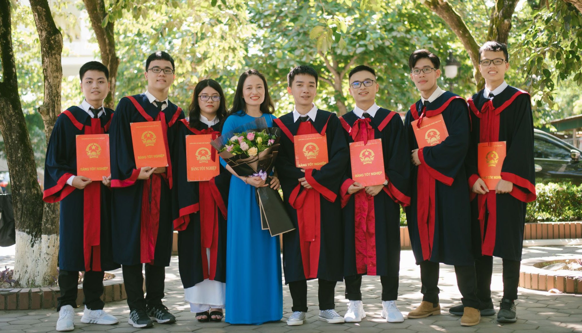 Cô giáo Trần Quỳnh Anh và các thành viên trong đội tuyển học sinh giỏi. Ảnh: PV