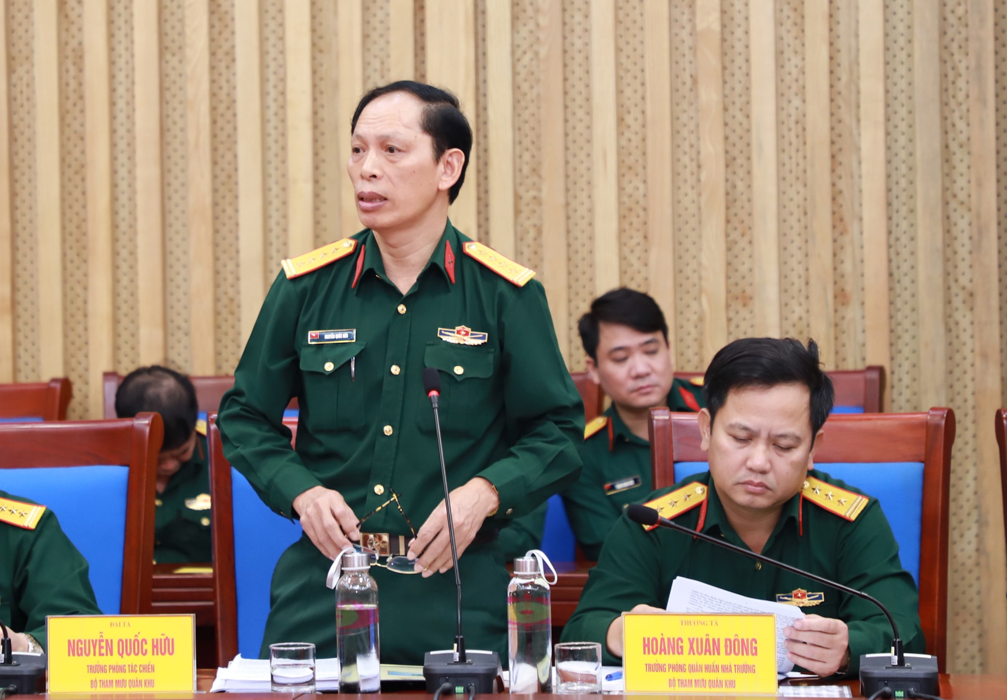 Đại tá Nguyễn Quốc Hữu, - Trưởng phòng Tác chiến Quân khu 4 báo cáo tình hình vướng mắc. Ảnh: Phạm Bằng