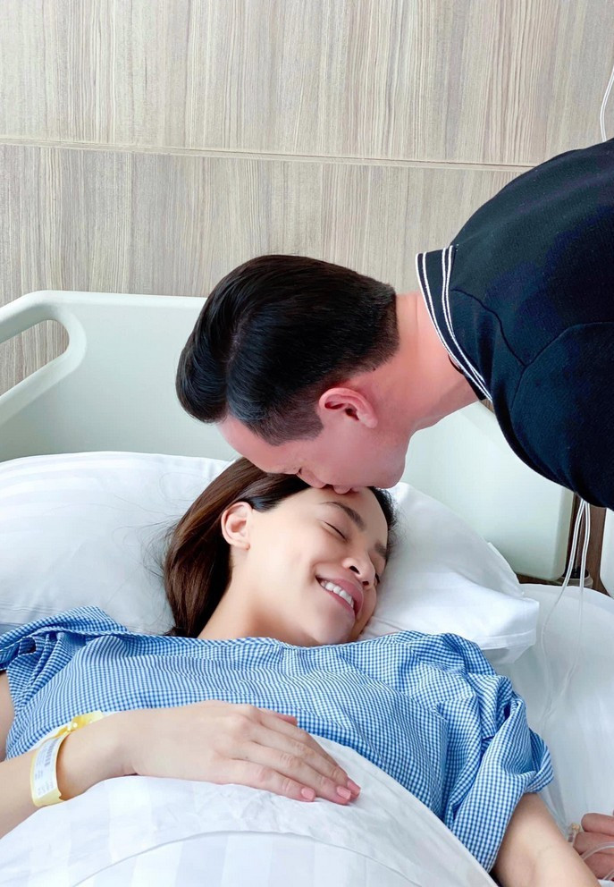 Khoảnh khắc tình cảm Kim Lý dành cho Hồ Ngọc Hà tại bệnh viện
