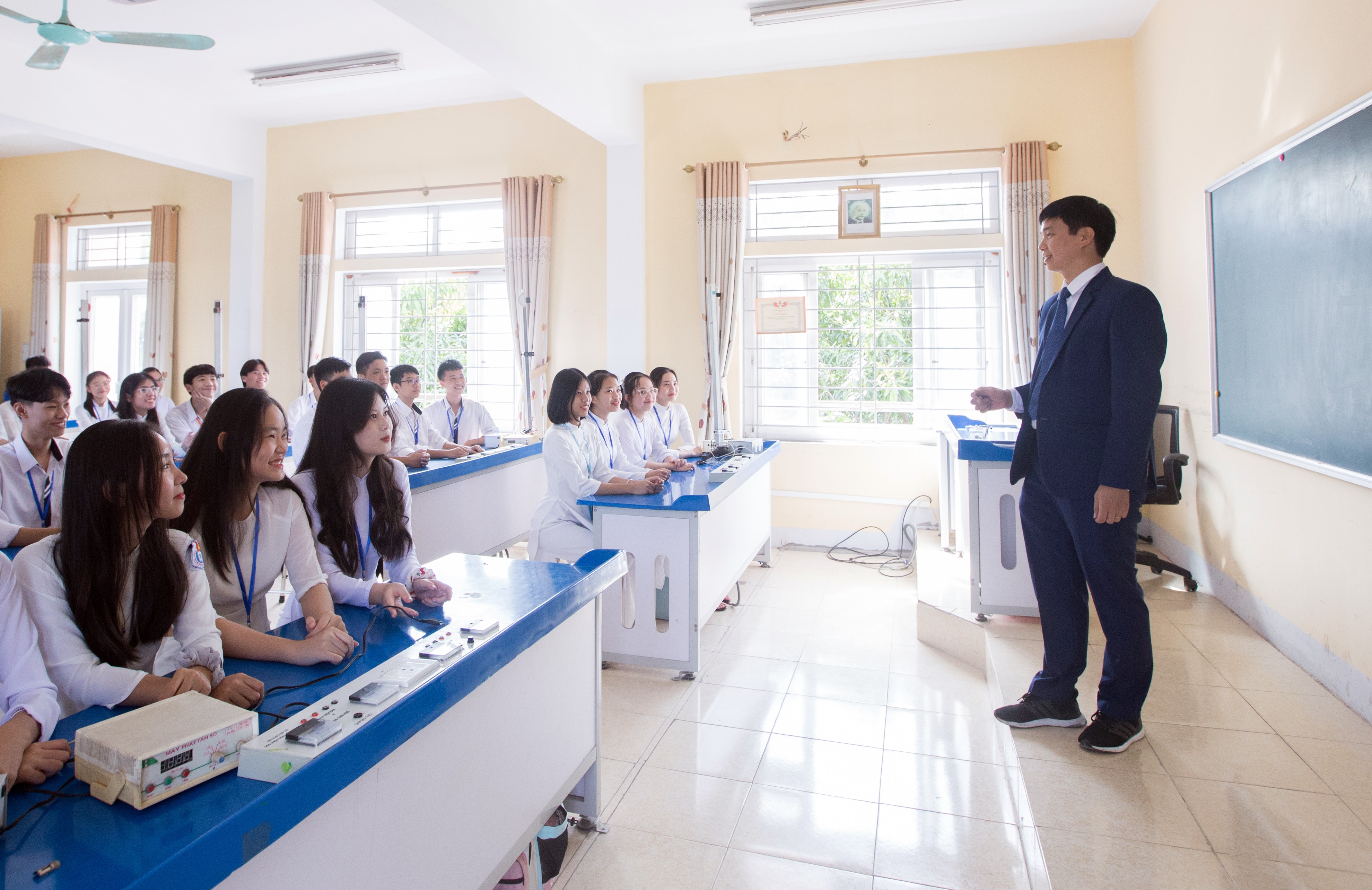 Nhiều phòng thực hành của Trường THPT Huỳnh Thúc Kháng được đầu tư hiện đại, đáp ứng theo yêu cầu đổi mới giáo