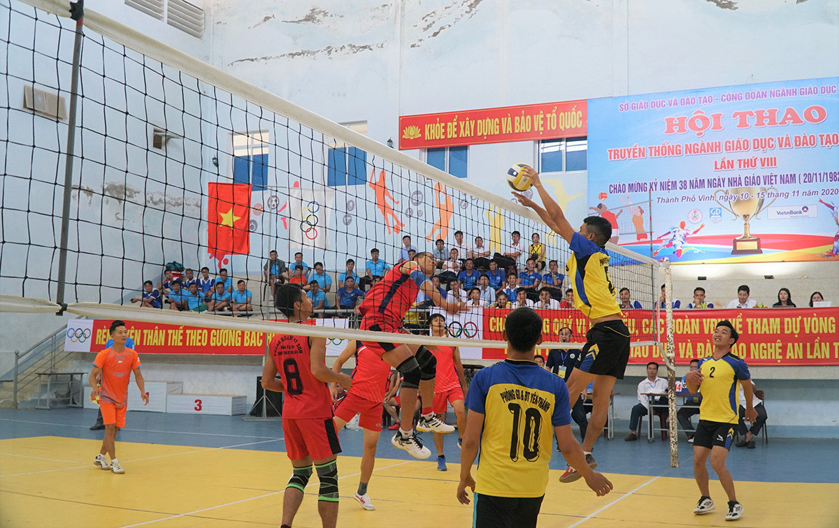 Trận bóng chuyền nam nôi nổi giữa Phòng GD&ĐT huyện Kỳ Sơn và Yên Thành. Ảnh: TK