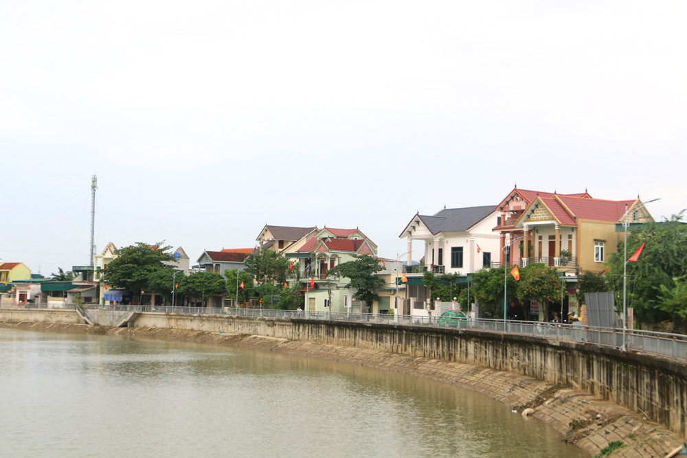 Một góc NTM xã Quỳnh Vinh bên dòng Mai Giang. Ảnh: Nguyễn Hải
