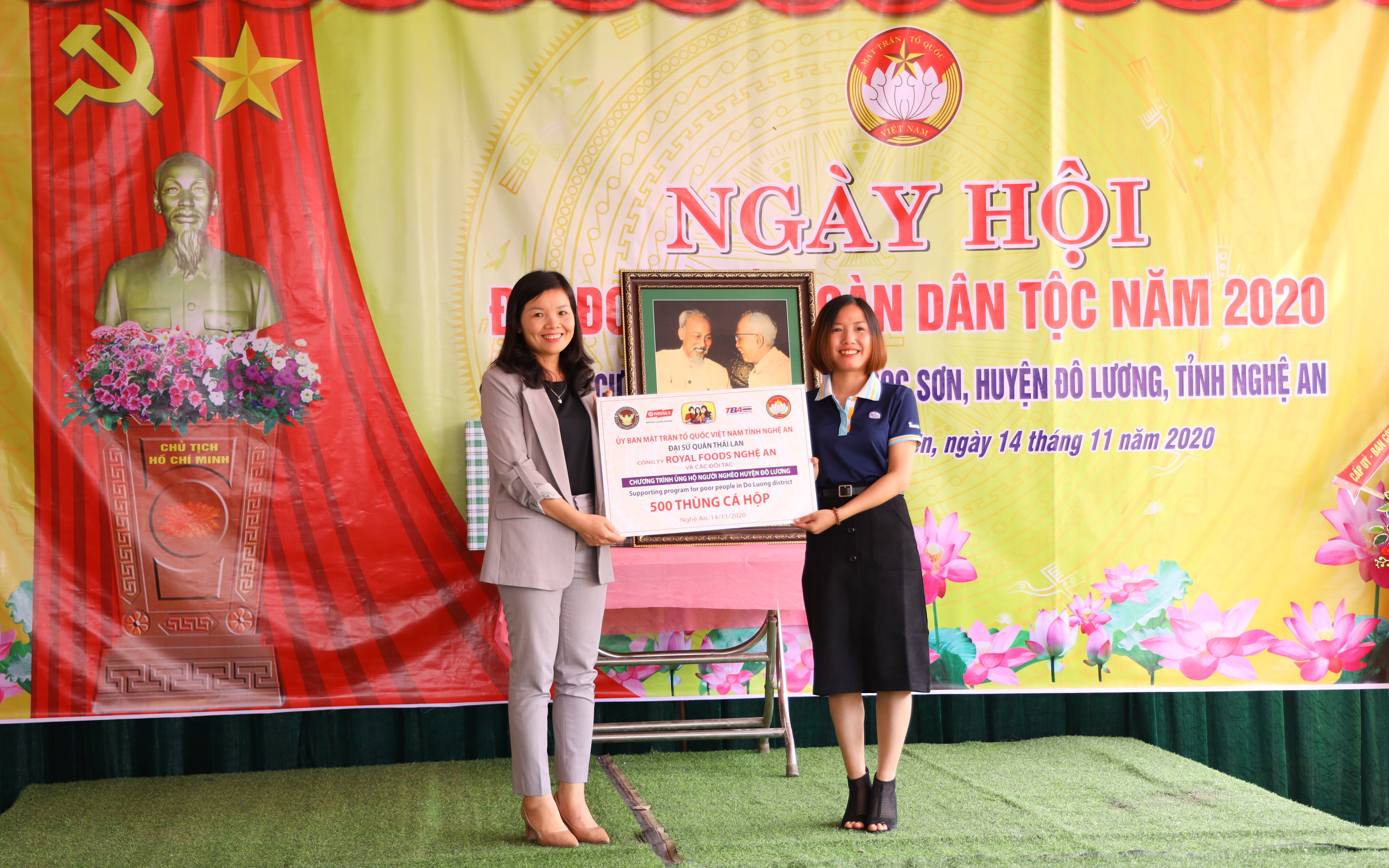 Một doanh nghiệp trao 500 phần quà cho bà con các gia đình khó khăn trên địa bàn huyện Đô Lương thông qua Ủy ban MTTQ huyện. Ảnh Nguyên Nguyên