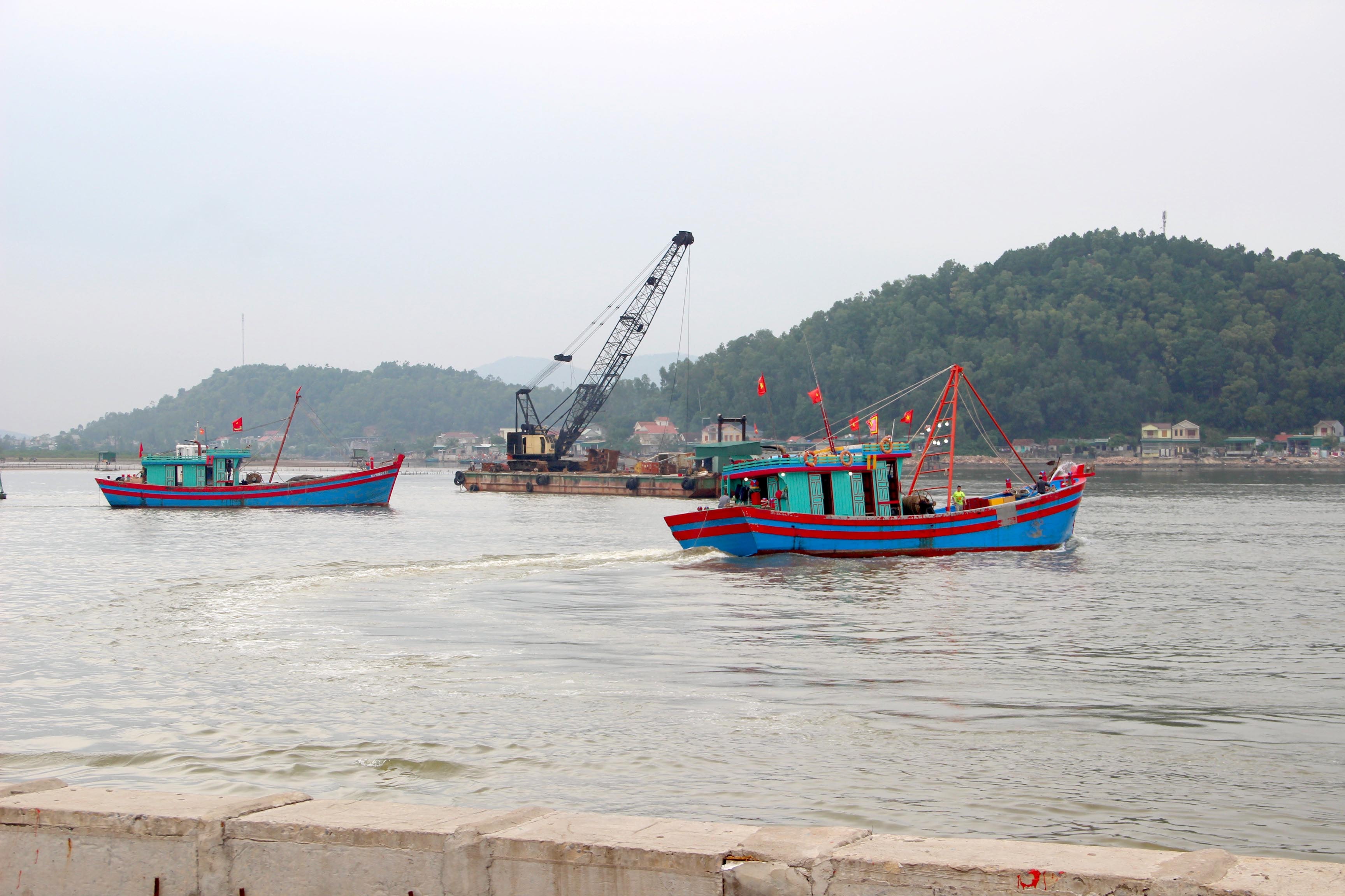 Tàu thuyền tại phường Nghi Thủy, T.X Cửa Lò trở về tránh bão số 13. Ảnh: Nguyên Châu