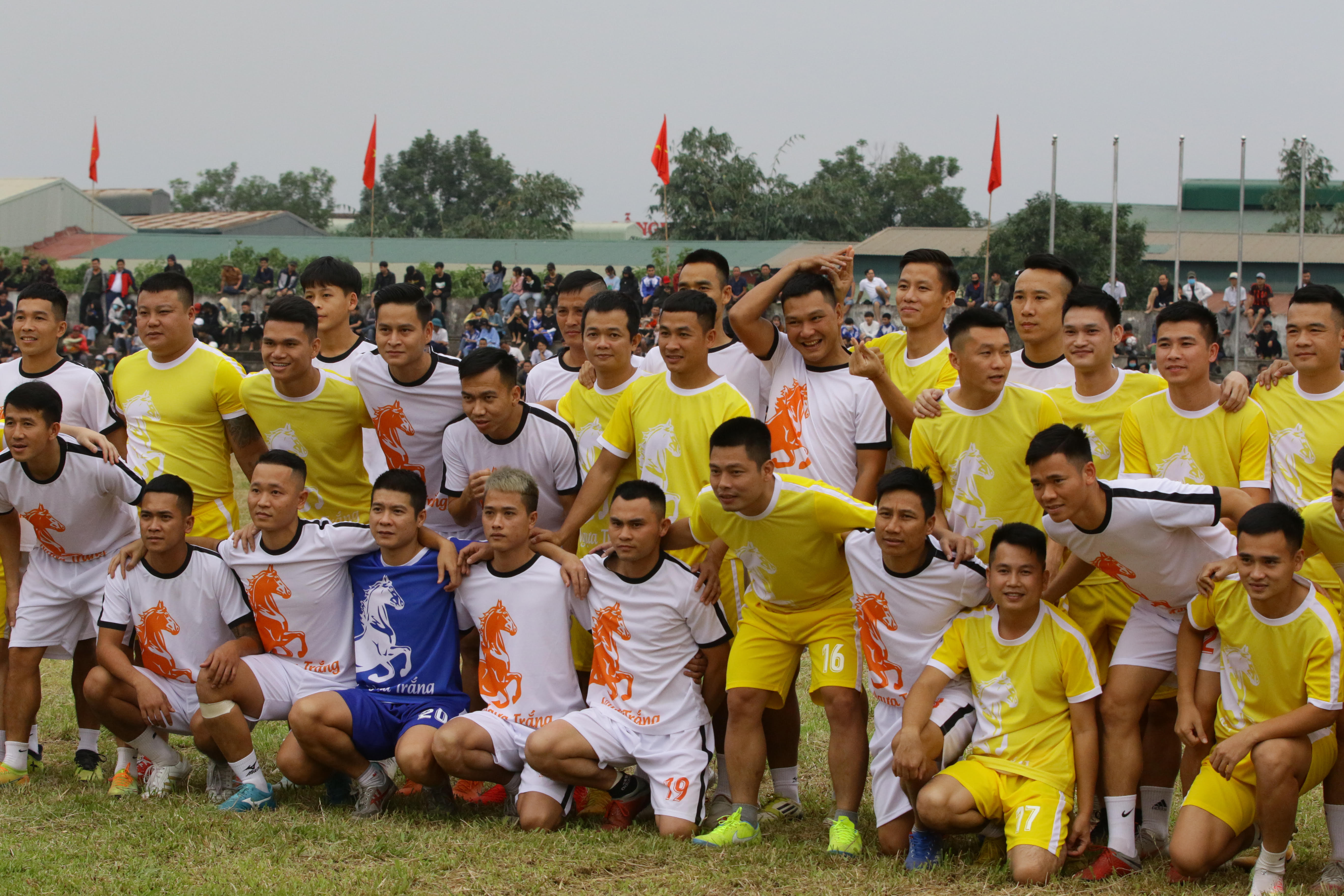 Thủ môn Trần Nguyên Mạnh và các cầu thủ xứ Nghệ có hoạt động ý nghĩa trong thời gian V.League 2020 kết thúc. Ảnh: TK