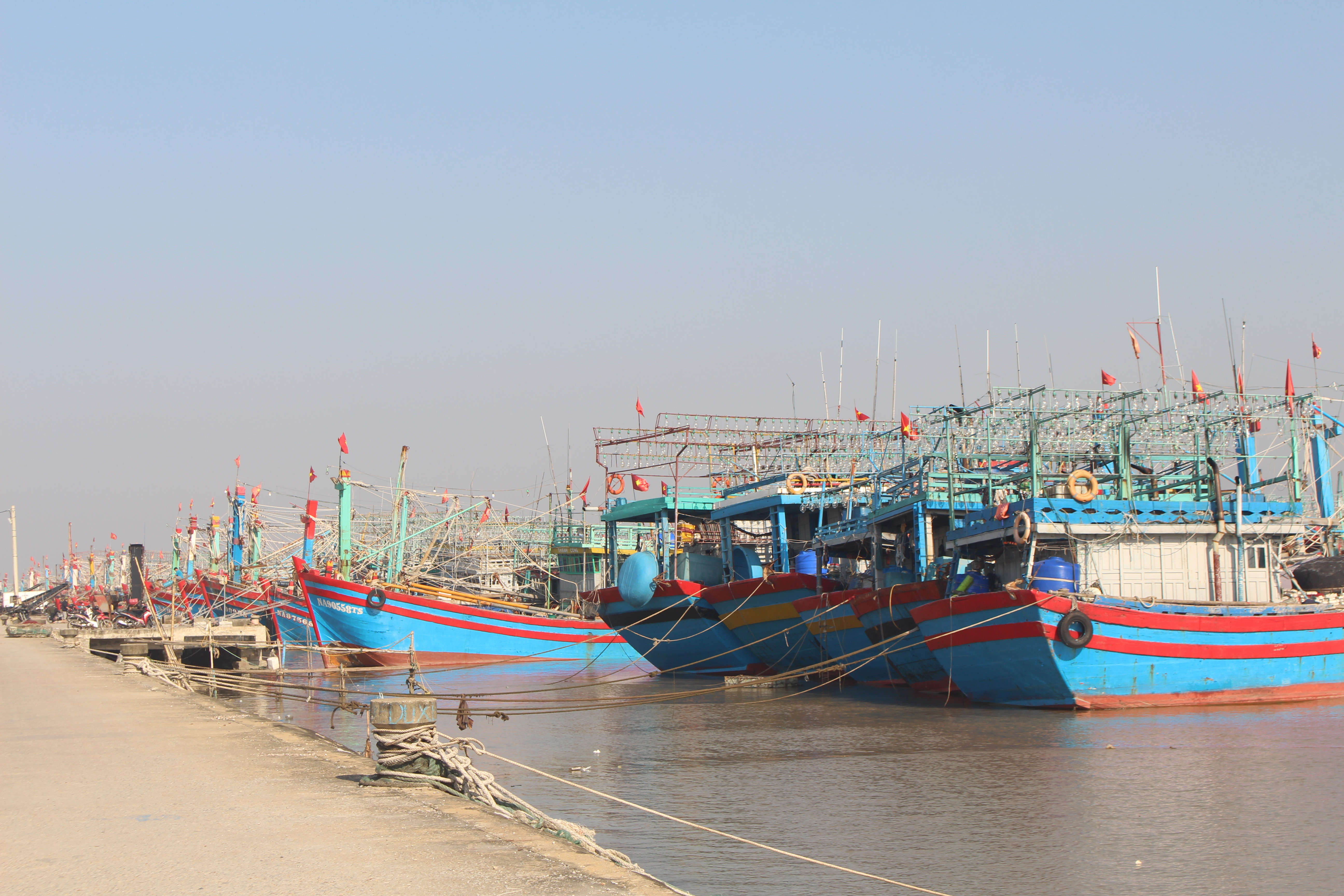 Tàu thuyền ở Quỳnh Lưu nằm bờ tránh bão hơn 1 tháng nay khiến sản lượng đánh bắt giảm.
