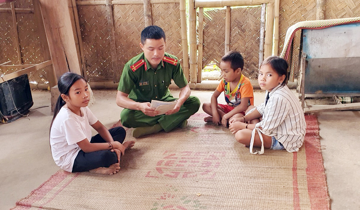 Chị em Lô Thị Linh luôn nhận được sự quan tâm của các cô, chú cán bộ xã Đôn Phục (Con Cuông). Ảnh: Tường Vi 