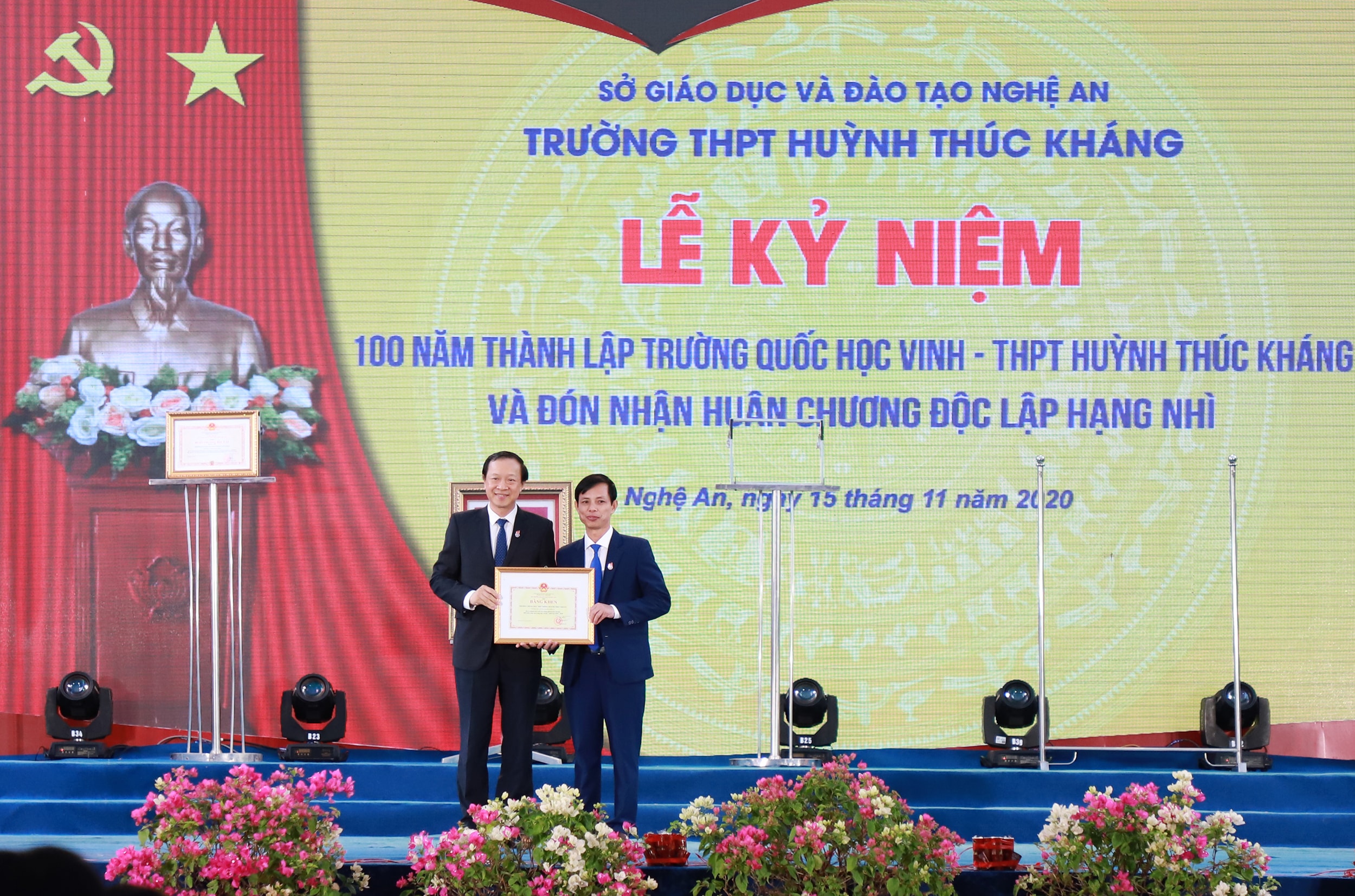 Thứ trưởng Phạm Ngọc Thưởng trao Bằng khen của Bộ trưởng Bộ GD-ĐT tặng Trường THPT Huỳnh Thúc Kháng. Ảnh: Thành Duy