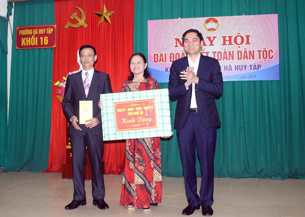 Thay mặt UBND tỉnh, đồng chí Hoàng Nghĩa Hiếu tặng quà cho nhân dân khối 16. Ảnh: Phú Hương