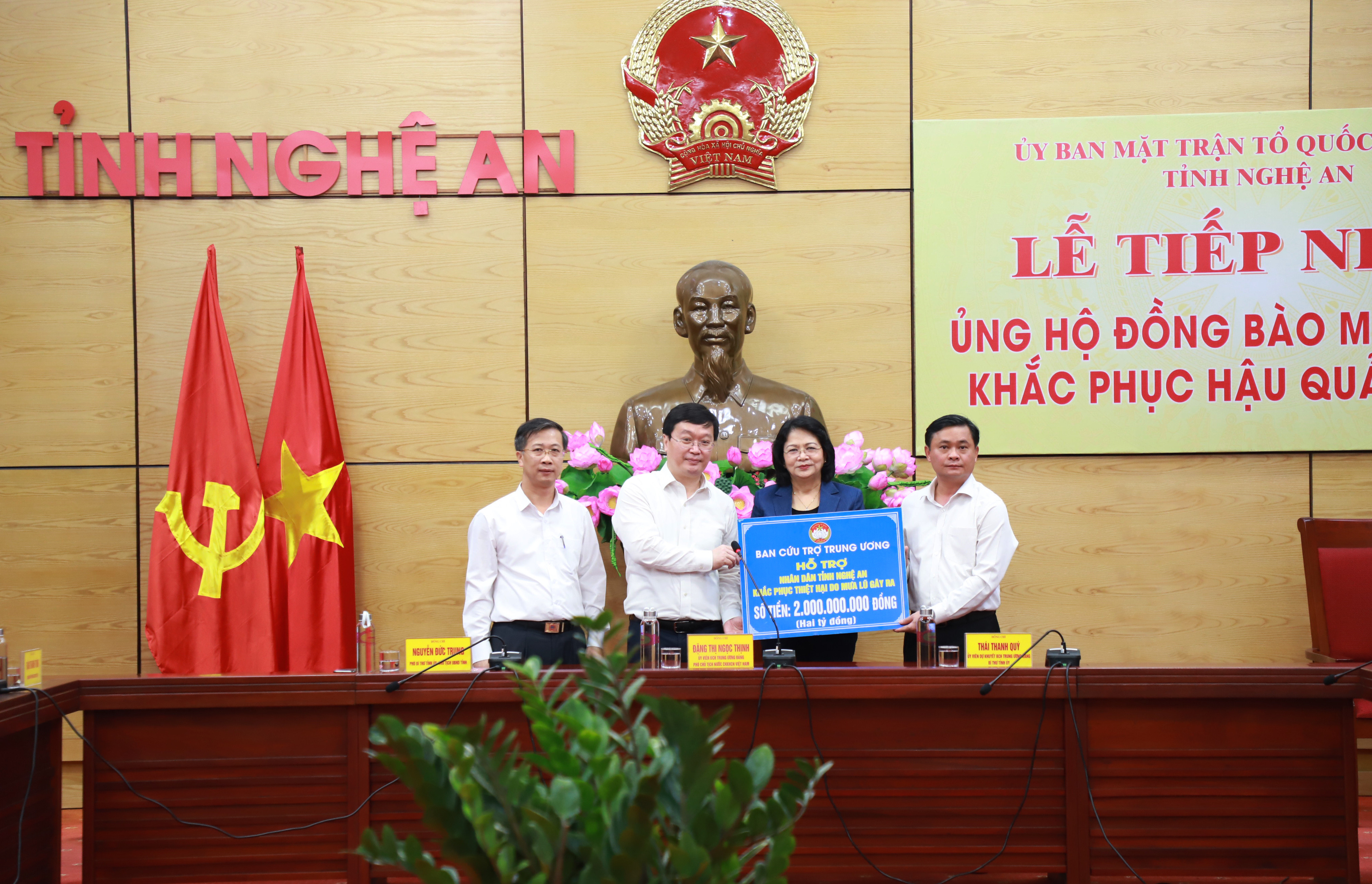 Phó Chủ tịch nước Đặng Thị Ngọc Thịnh trao hỗ trợ 2 tỷ đồng. Ảnh: Thành Duy 