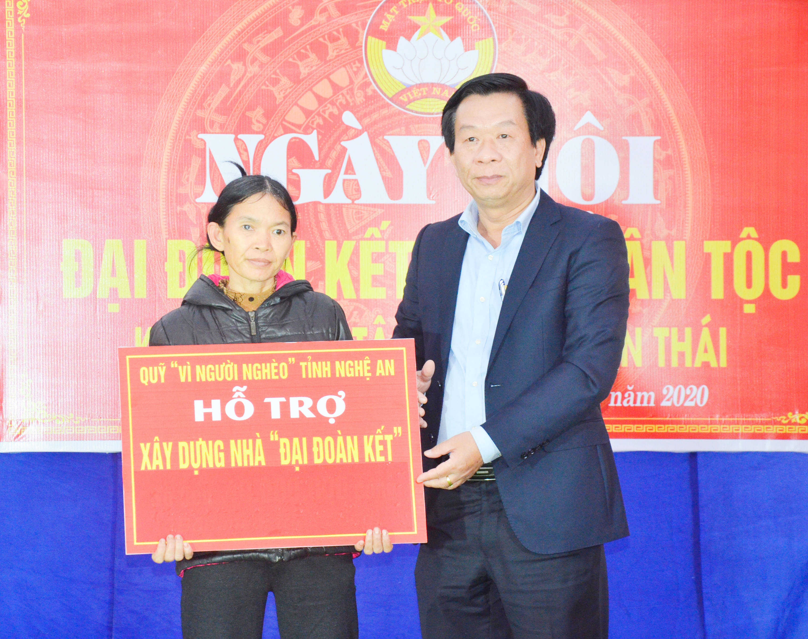 Trao nhà đại đoàn kết cho hộ Nguyễn Thị Thịnh xóm Tân Nam. Ảnh: Thanh Lê