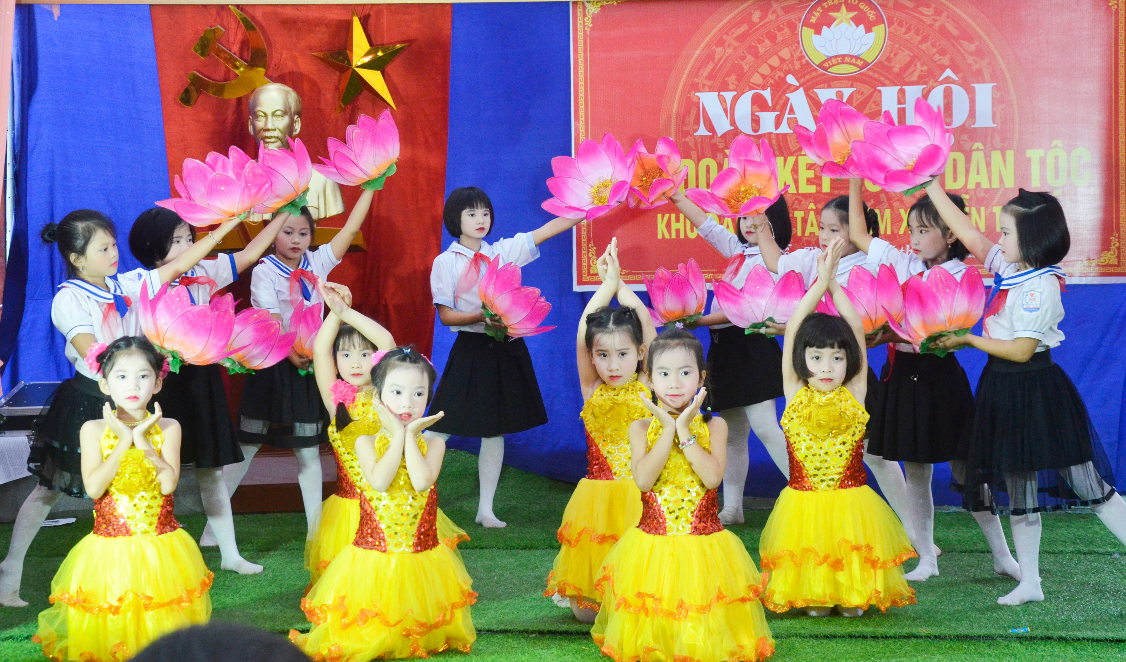 Chương trình văn nghệ chào mừng ngày hội đại đoàn kết của xóm Tân Nam. Ảnh: Thanh Lê