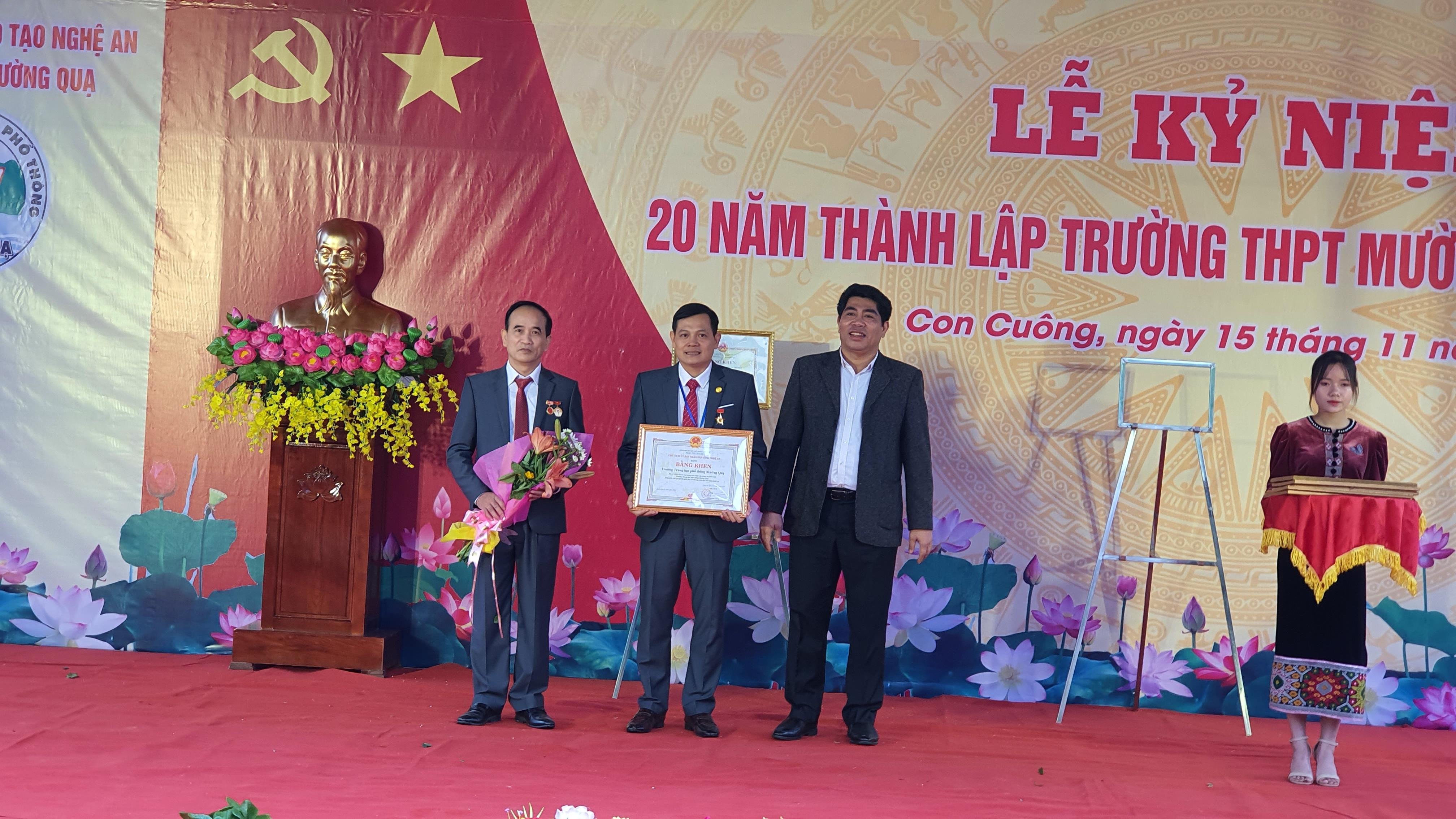 Các tập thể và cá nhân nhận Bằng khen của UBND tỉnh Nghệ An đạt thành tích xuất sắc trong năm học 2019- 2020. Ảnh: Tường Vy