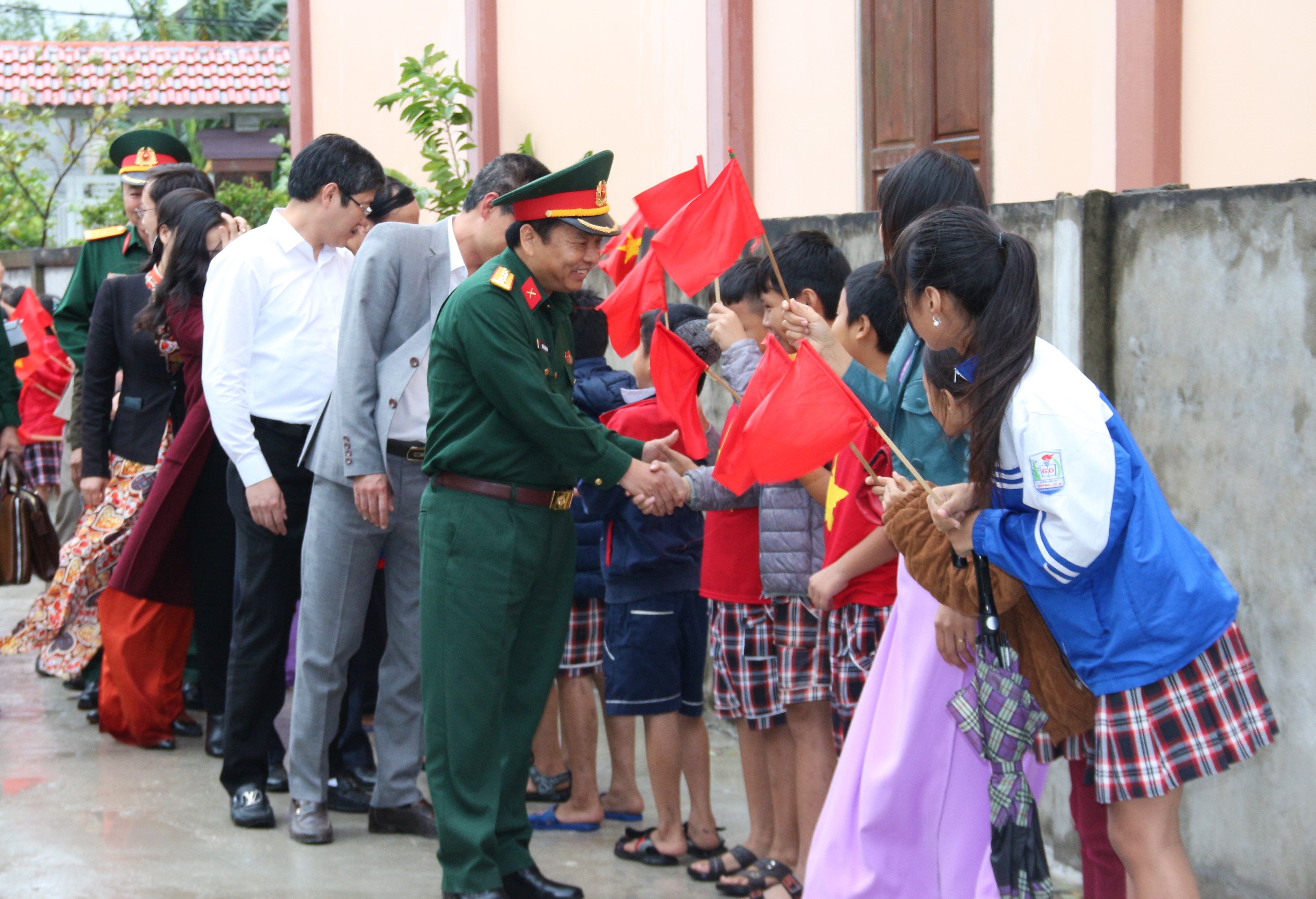 Đại tá Nguyễn Ngọc Hà dẫn đầu đoàn công tác đến dự Ngày hội đại đoàn kết ở xã Quỳnh Lộc. Ảnh: Hoàng Anh