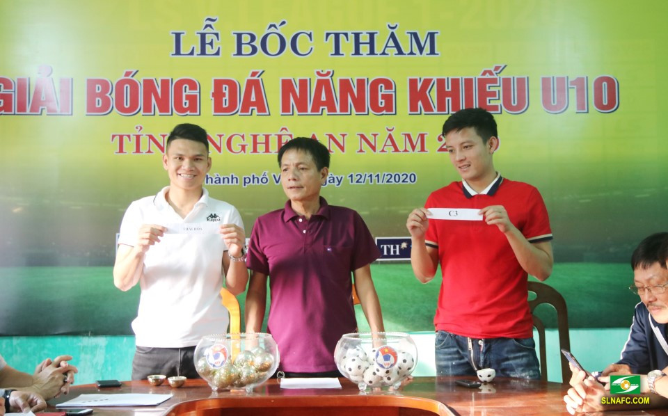 Cầu thủ Hoàng Văn Khánh và Phạm Xuân Mạnh tham gia bốc thăm, chia bảng. Ảnh: SLNA FC