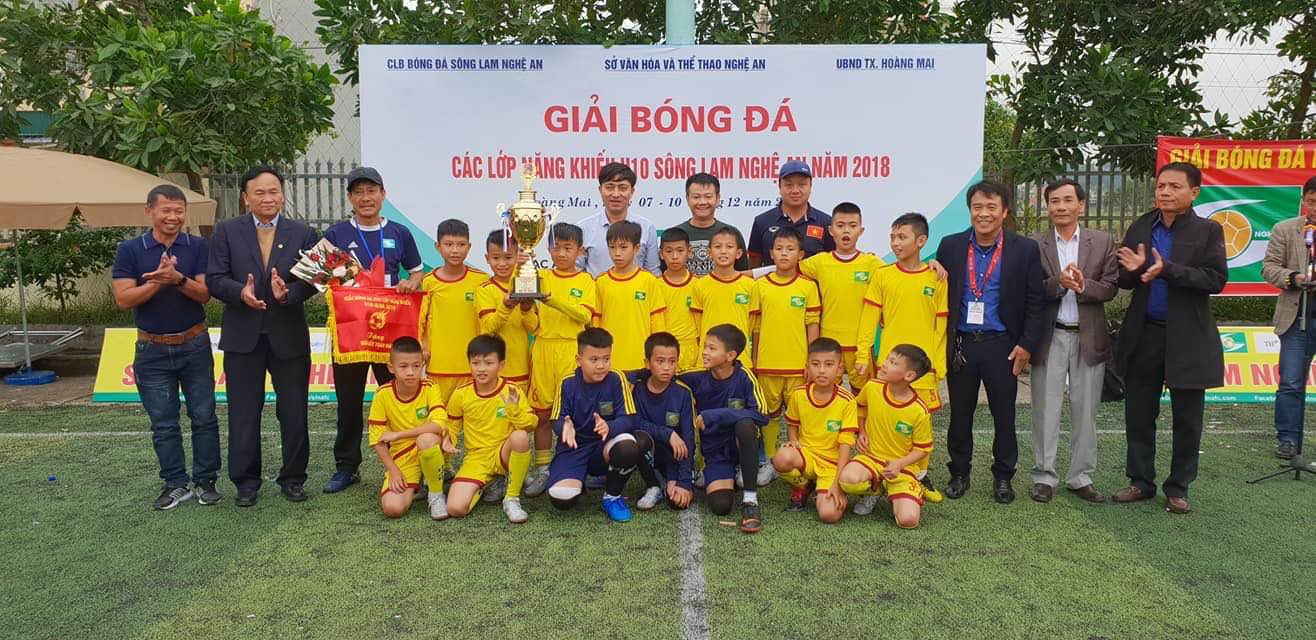 Đội U10 TP Vinh giành chức vô địch năm 2018. Ảnh: SLNA FC